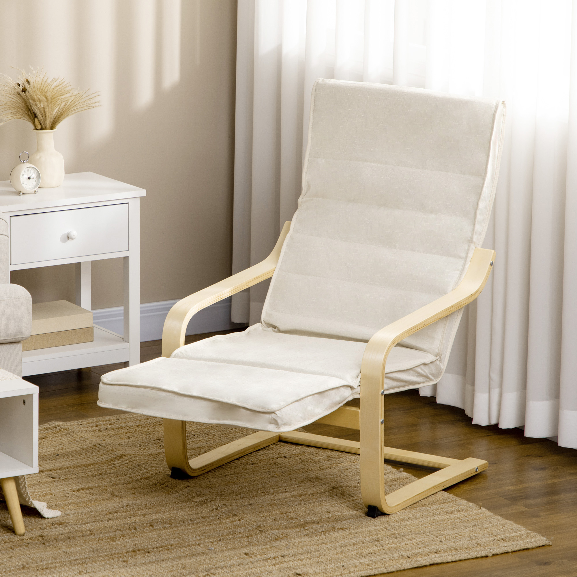 Una silla beige en una habitación con una mesita de noche blanca, un reloj y un jarrón. Una alfombra de yute y cortinas completan la escena.