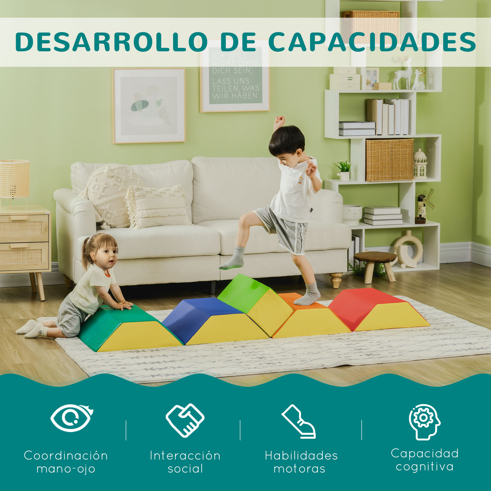 Dos niños jugando en bloques de espuma coloridos. Uno salta, el otro mira. Pared verde, sofá blanco y estanterías al fondo.