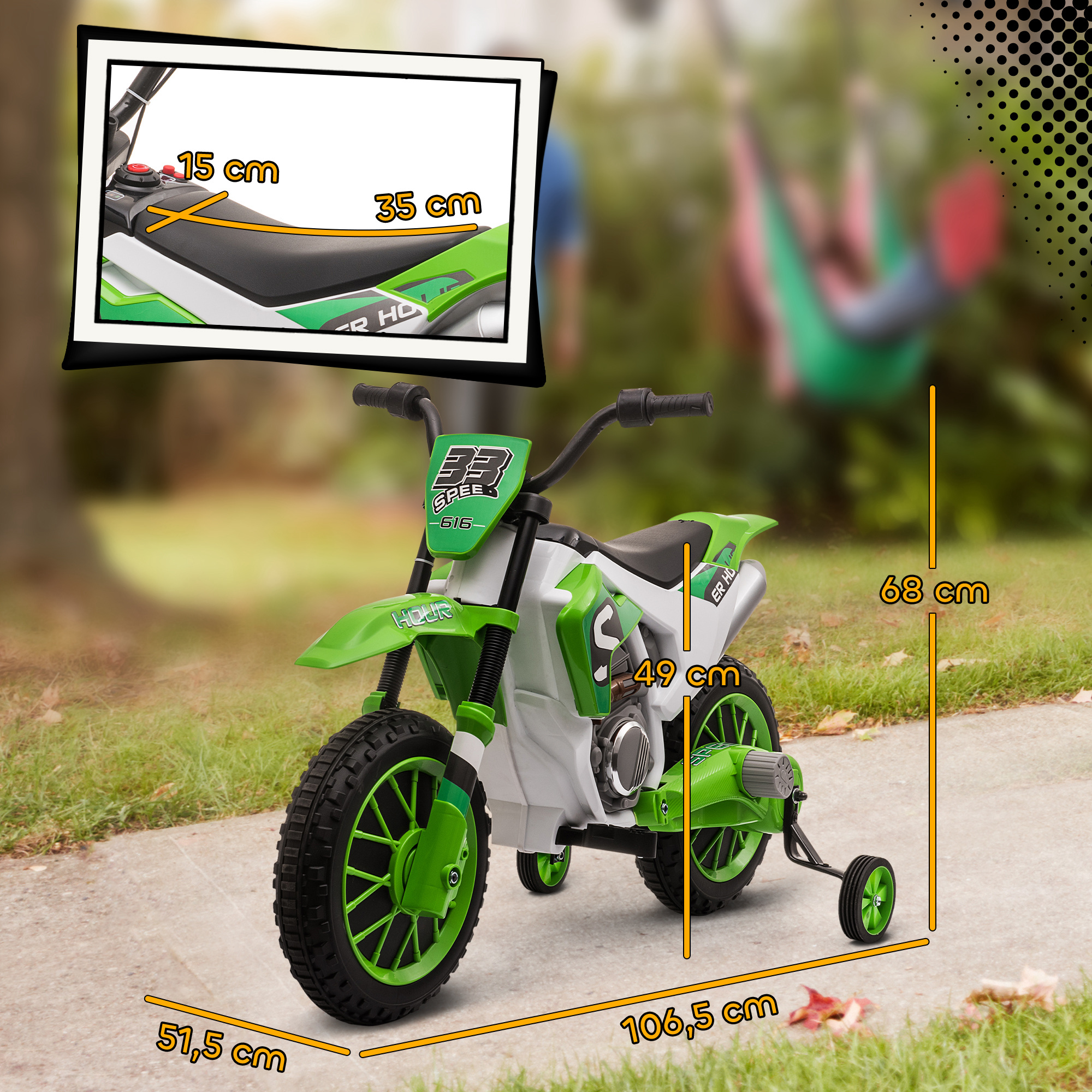 Una moto de juguete verde y blanca en una acera. Tiene ruedines y dimensiones marcadas.