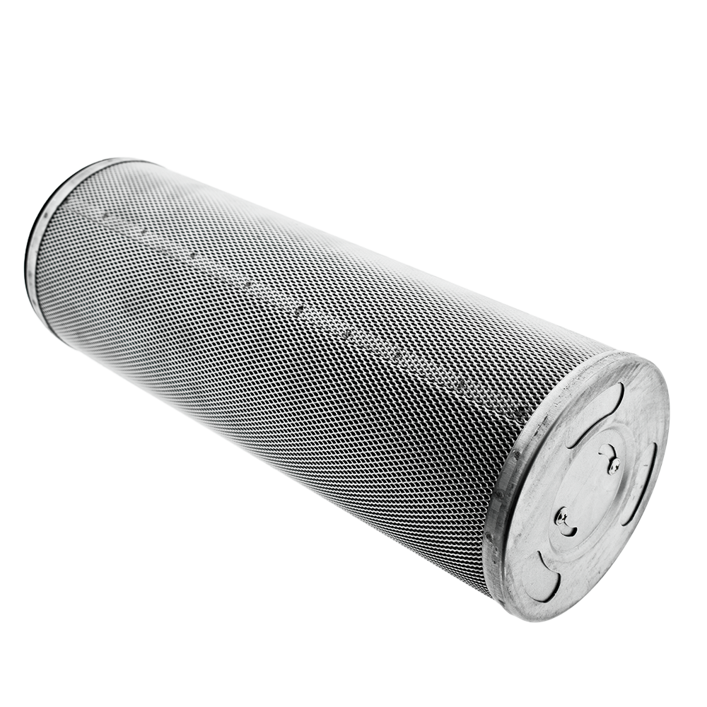 Un filtro metallico cilindrico con superficie a rete, posto in diagonale su sfondo bianco. Le estremità sono in metallo pieno con disegni circolari.