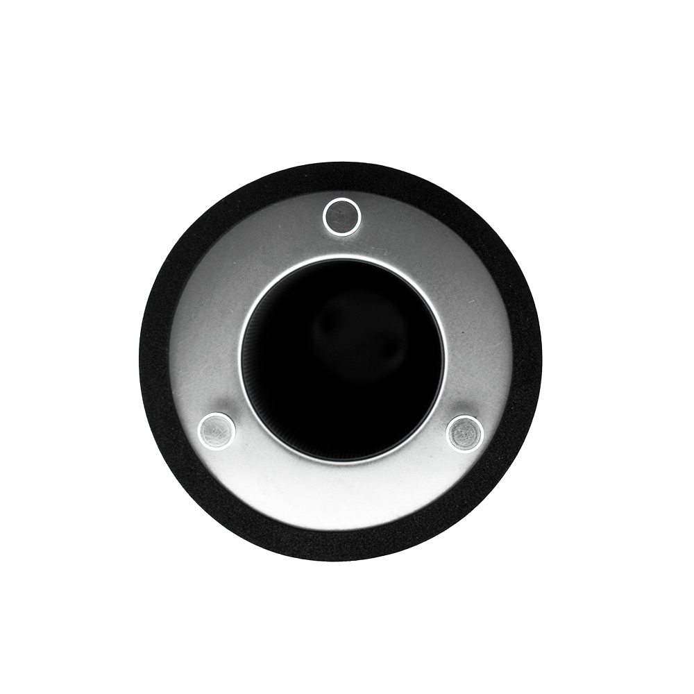Un filtro dell'aria circolare con centro nero, anello argentato e bordo in schiuma nero. Tre elementi di fissaggio argentati sono visibili.