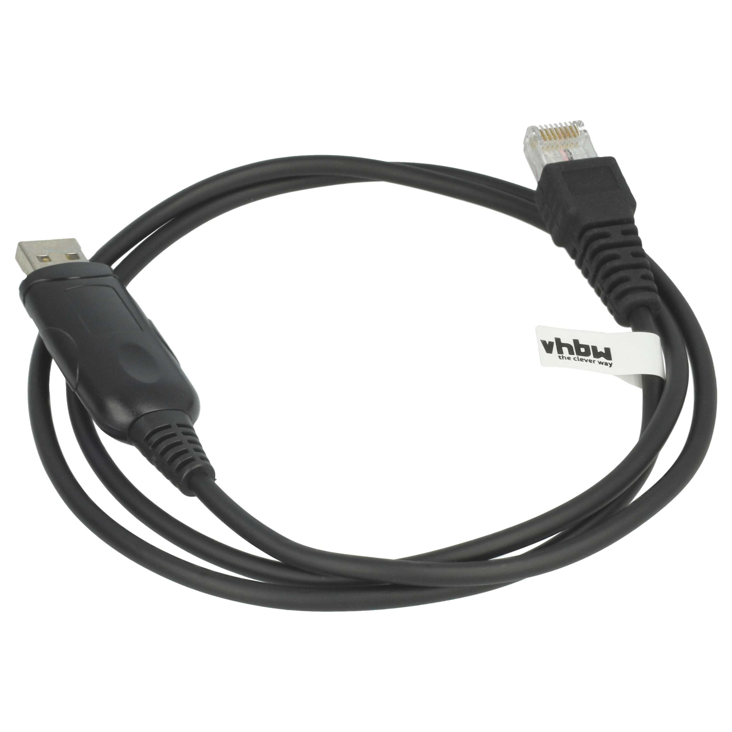 Ein schwarzes USB-zu-Ethernet-Kabel auf weißem Hintergrund. Es hat einen USB-Anschluss und einen RJ45-Anschluss.