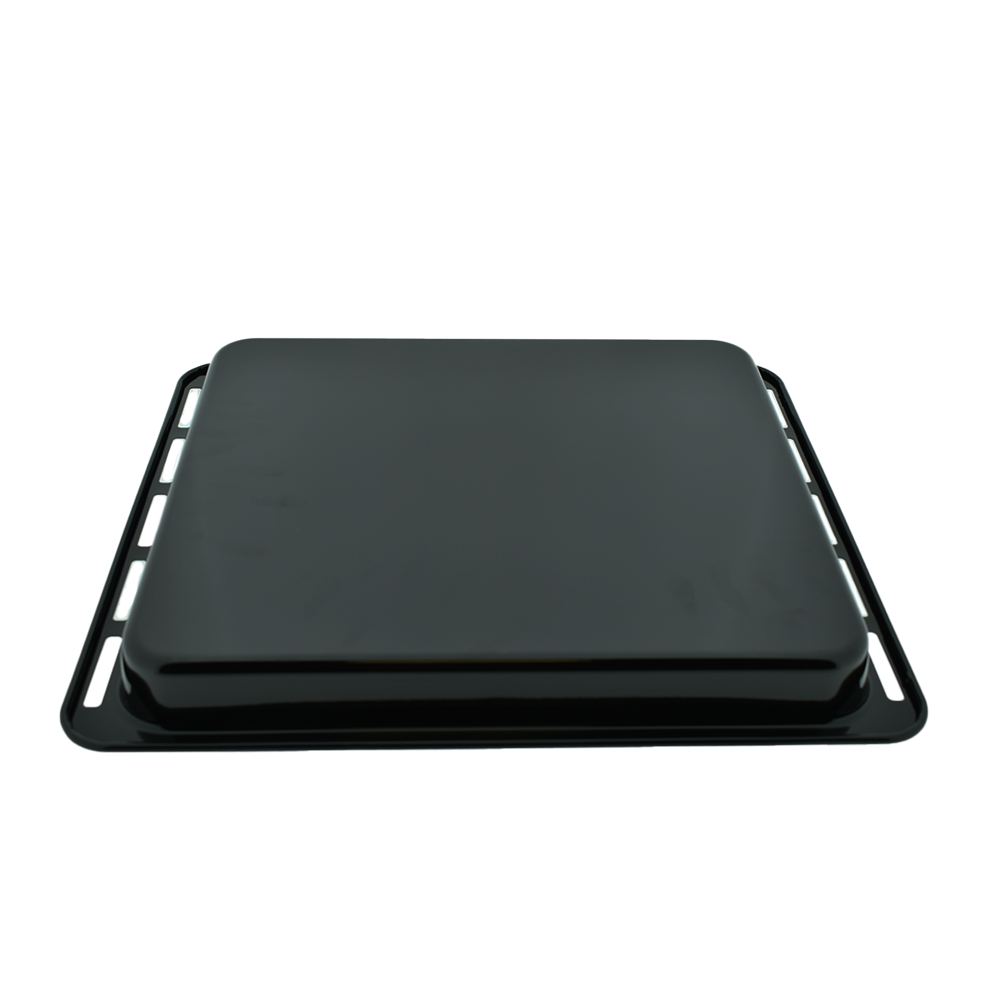 Ein schwarzes, rechteckiges Backblech, leicht erhöht, auf weißem Hintergrund. Das Tablett hat eine glänzende Oberfläche und geschlitzte Seiten.