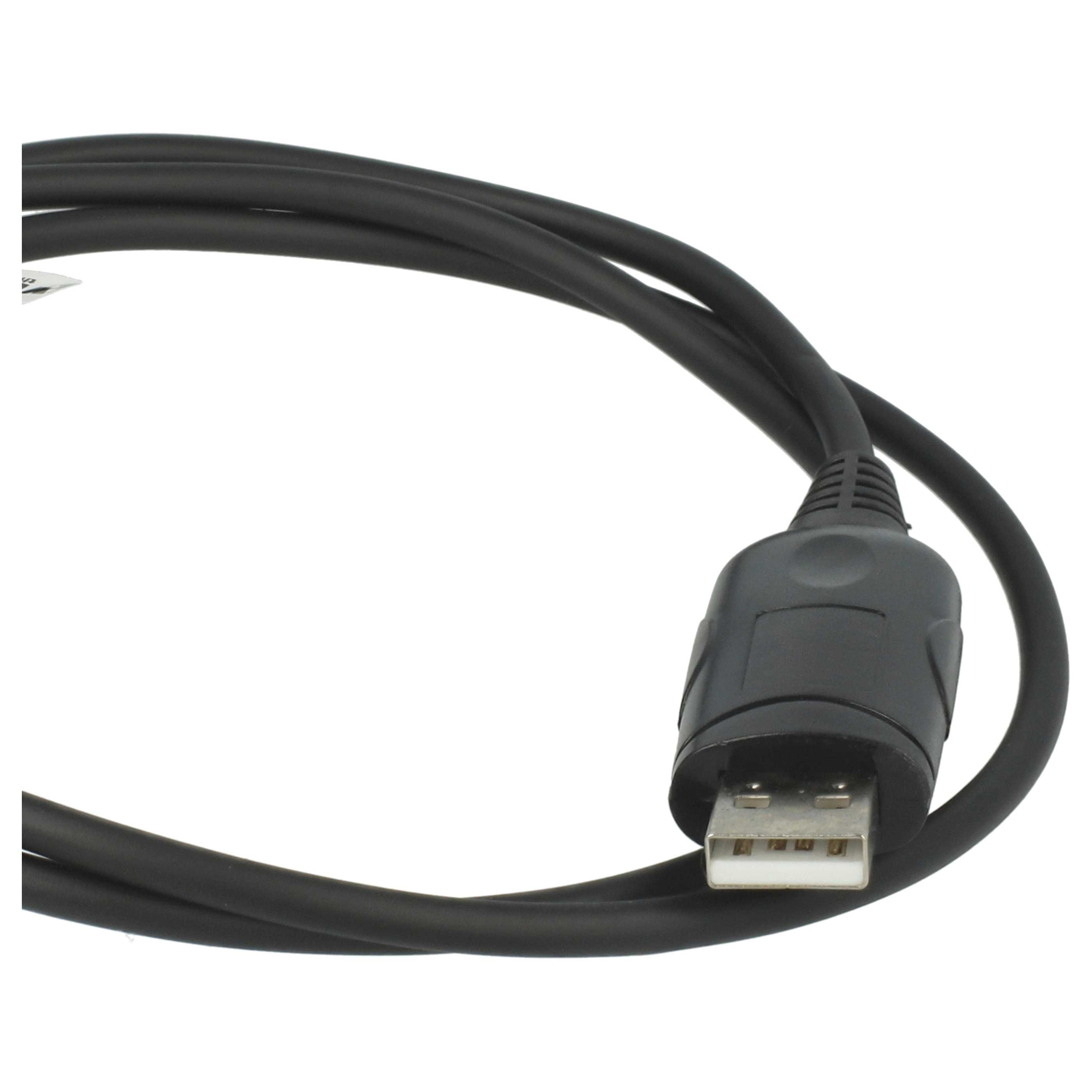 Ein schwarzes USB-Kabel mit einem USB-A-Anschluss. Der Hintergrund ist weiß.