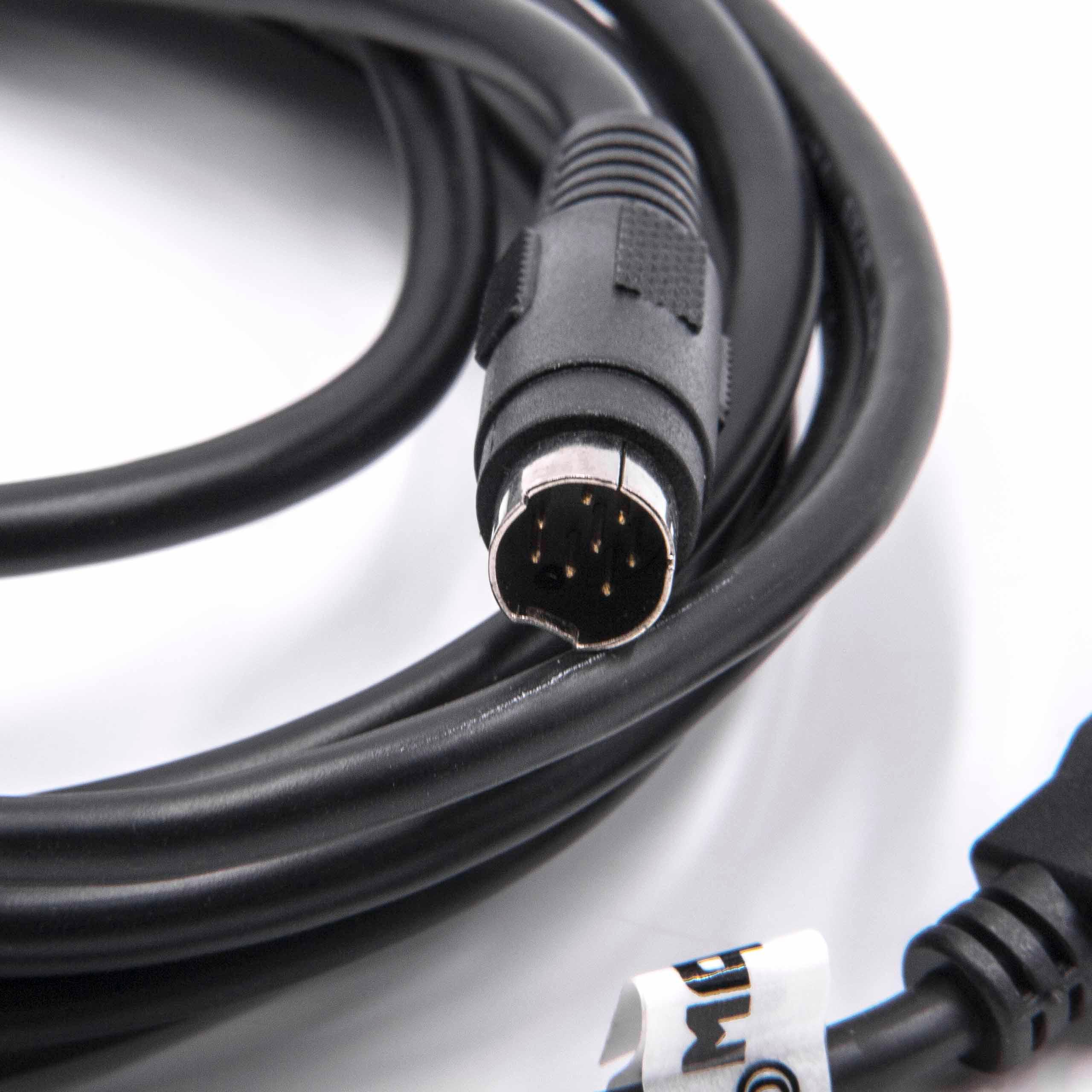 Ein schwarzes Kabel mit einem Stecker am Ende. Der Hintergrund ist weiß.