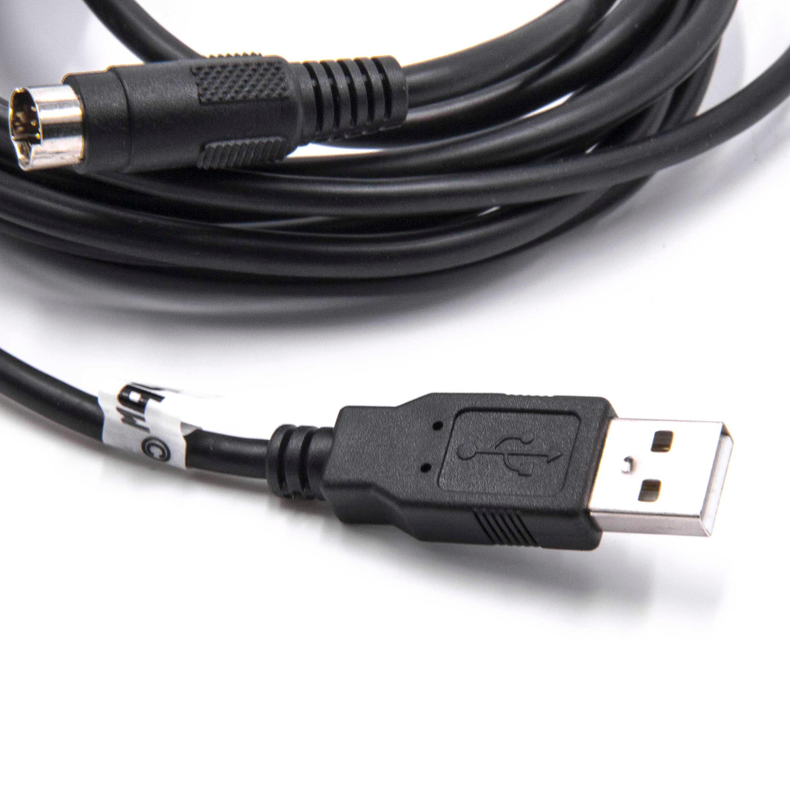 Schwarzes USB-Kabel mit Stecker und weißem Etikett. Hintergrund ist weiß.