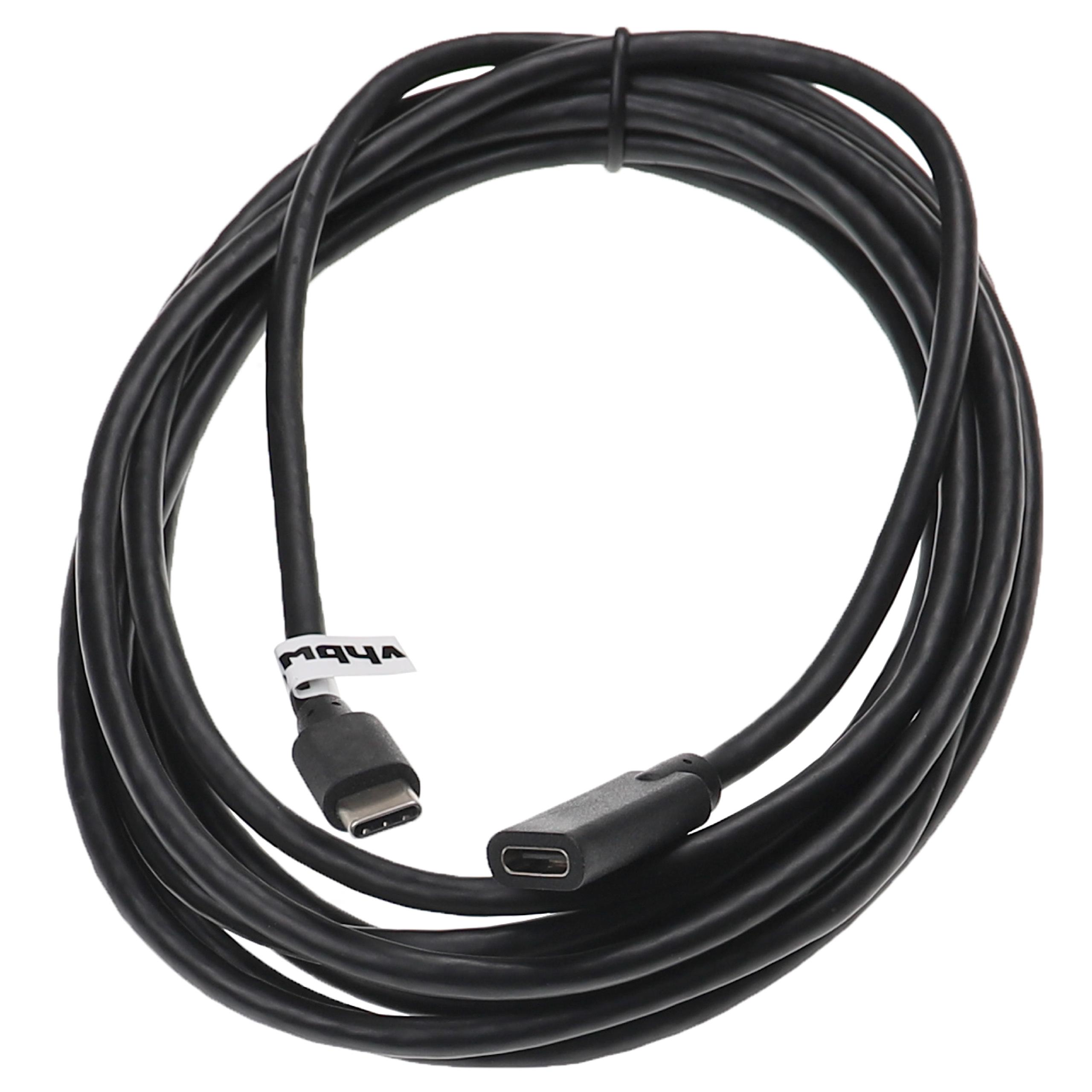 Ein aufgerolltes schwarzes USB-C-Kabel auf weißem Hintergrund. Es hat an jedem Ende einen Anschluss und ein Etikett.