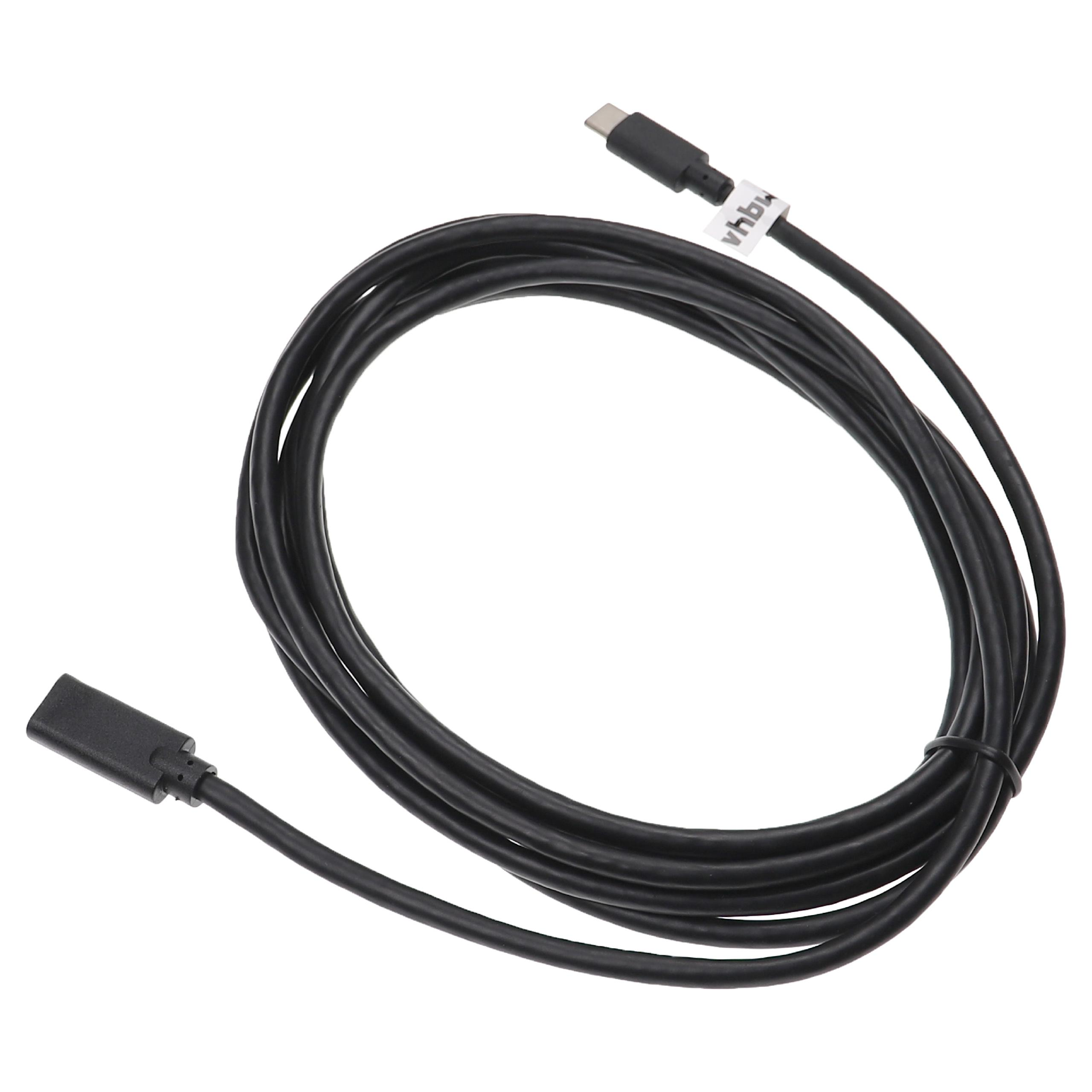 Ein schwarzes USB-C-Kabel ist auf weißem Hintergrund aufgerollt. Das Kabel hat an jedem Ende Stecker, einer mit Etikett.