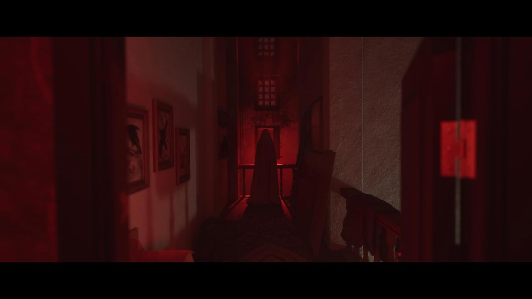 Corridoio buio con luce rossa. Una figura bianca alla fine. Dipinti sul muro. Scala a destra.