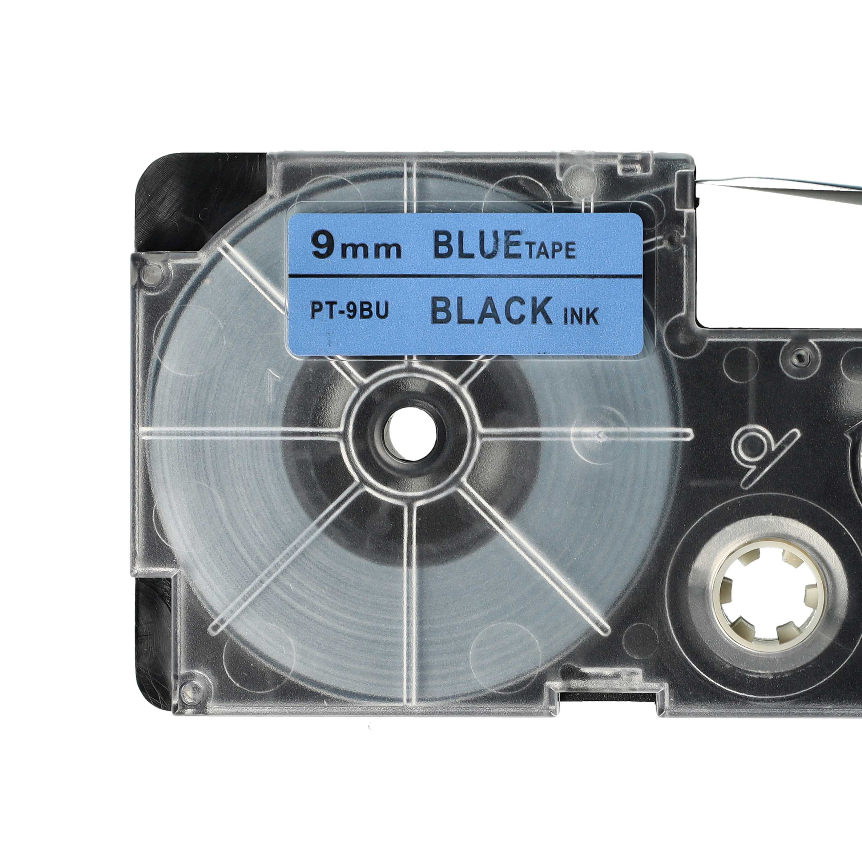 Nahaufnahme einer Etikettendruckerpatrone. Auf einem blauen Etikett steht '9mm BLUE TAPE' und 'BLACK INK'. Die Patrone ist klar.