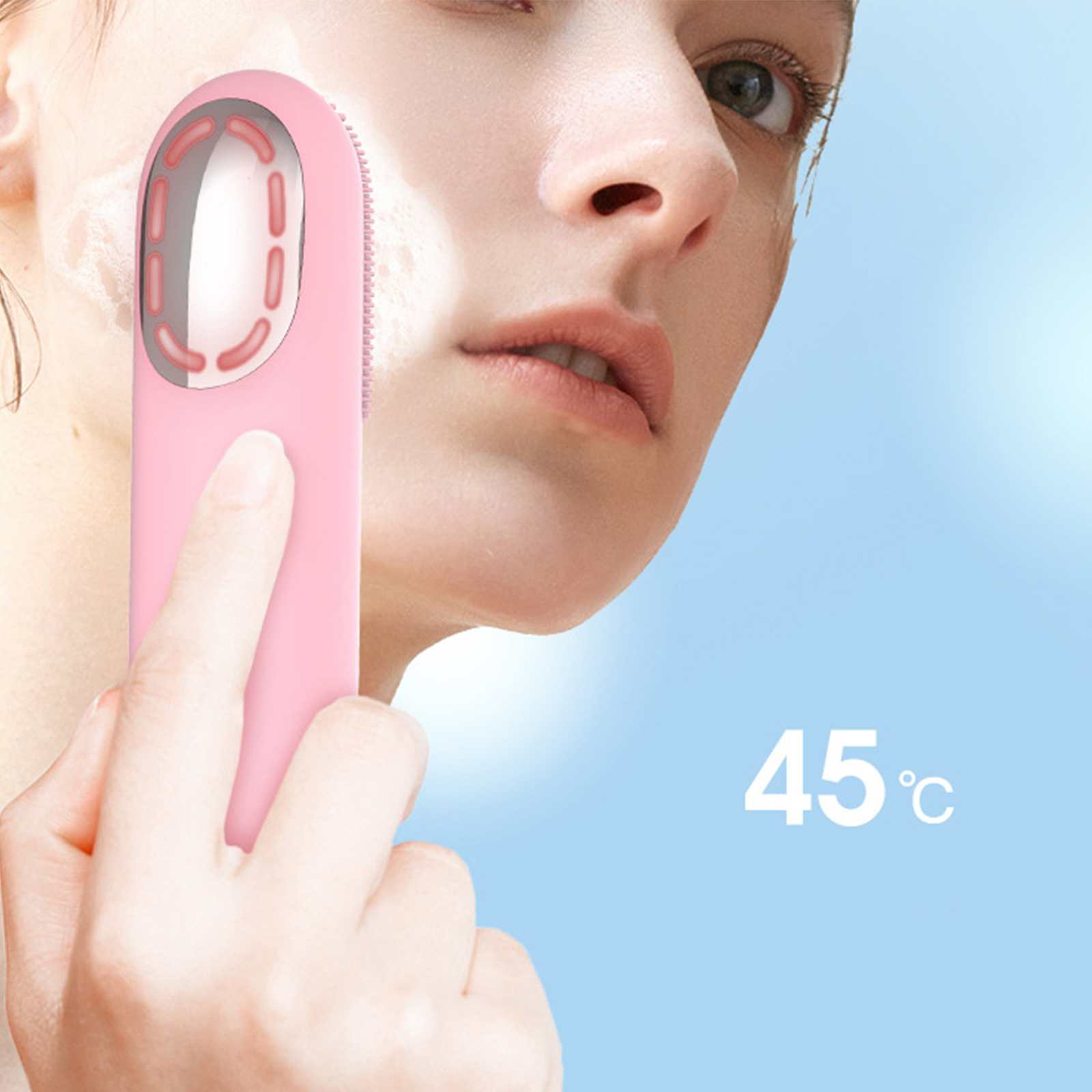 Frau benutzt ein rosa Gesichtsreinigungsgerät. Hintergrund ist blau mit der Zahl 45 und dem Celsius-Zeichen.