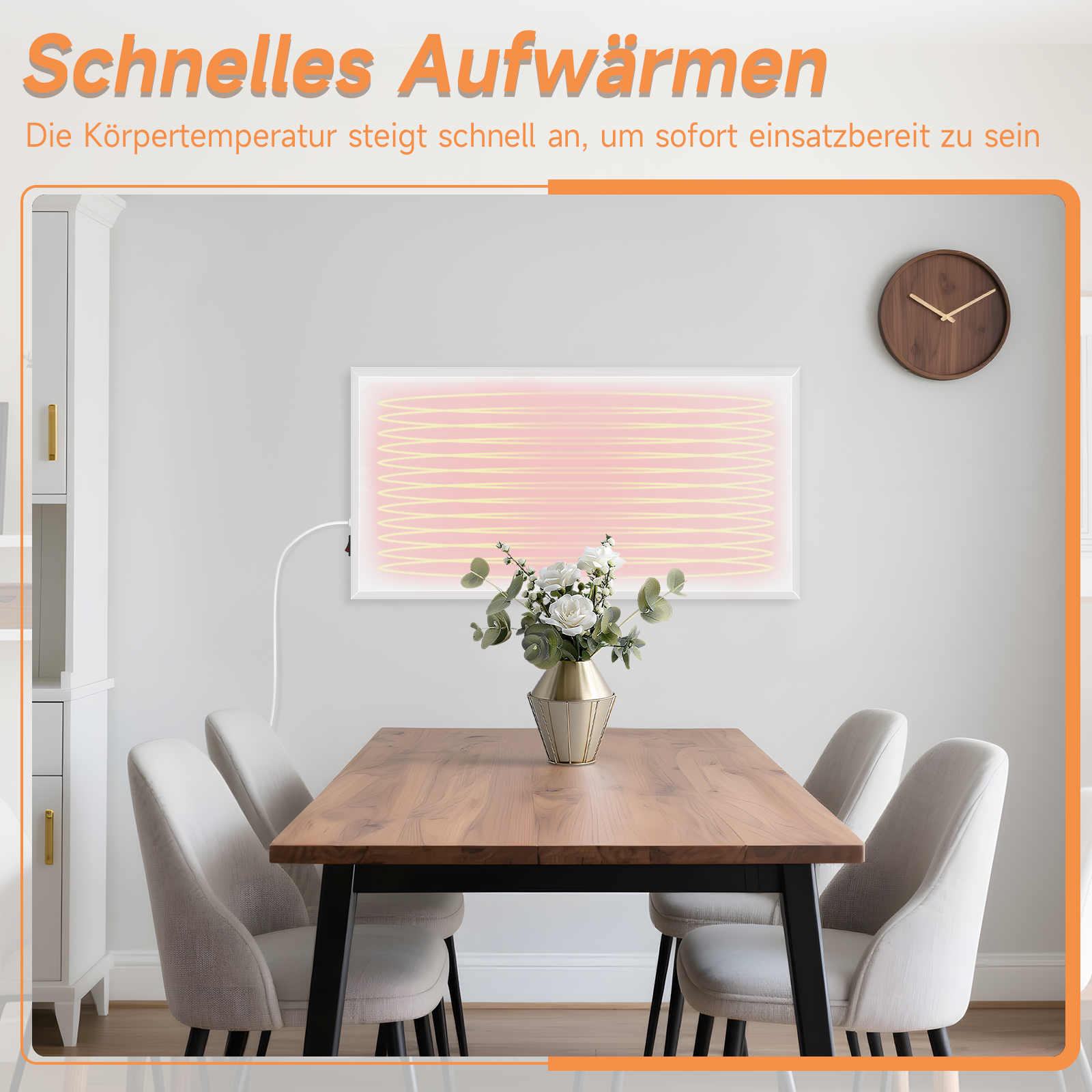 Ein Raum mit Tisch, Stühlen, einem Heizgerät an der Wand und einer Uhr. Eine Vase mit Blumen steht auf dem Tisch.