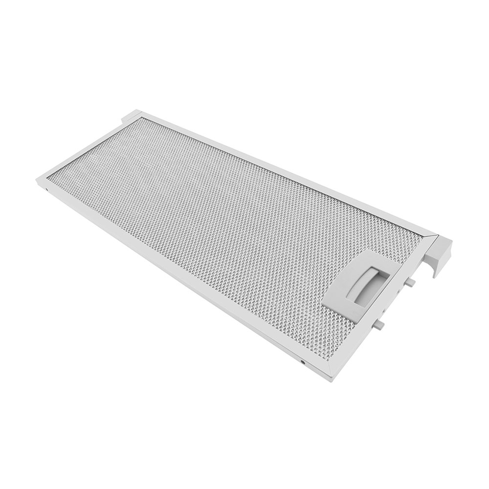 Un filtro rettangolare, metallico e perforato con una cornice grigio chiaro. Ha una maniglia su un'estremità ed è angolato, su sfondo bianco.