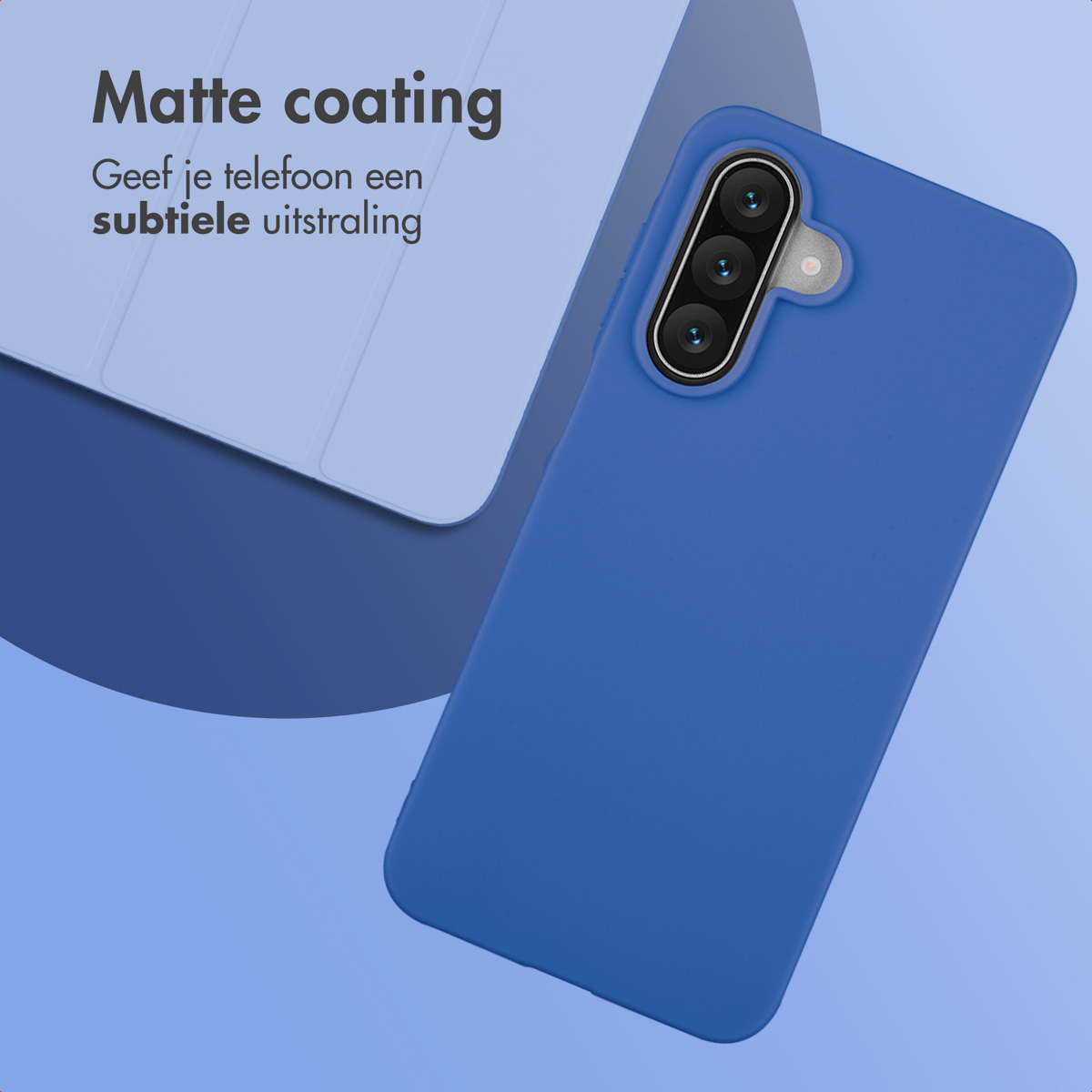 Een blauwe telefoonhoes met een cameramodule. Nederlandse tekst: 'Matte coating' en 'Geef je telefoon een subtiele glans'.