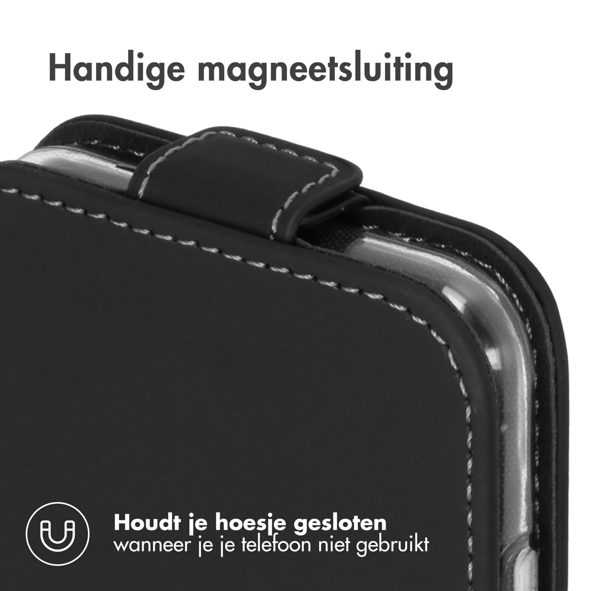 Gros plan sur un étui de téléphone noir avec des coutures blanches et une fermeture magnétique. Le texte dit "Handige magneetsluiting" et "houdt je hoesje gesloten".