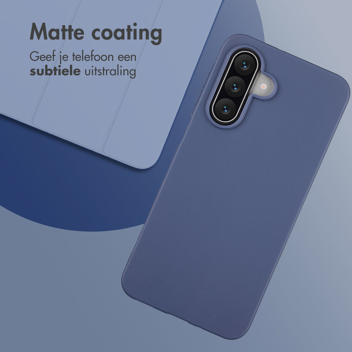 Een blauwe telefoonhoes met meerdere cameralenzen en een lichtblauwe tablet op de achtergrond, met de woorden 'Matte coating'.