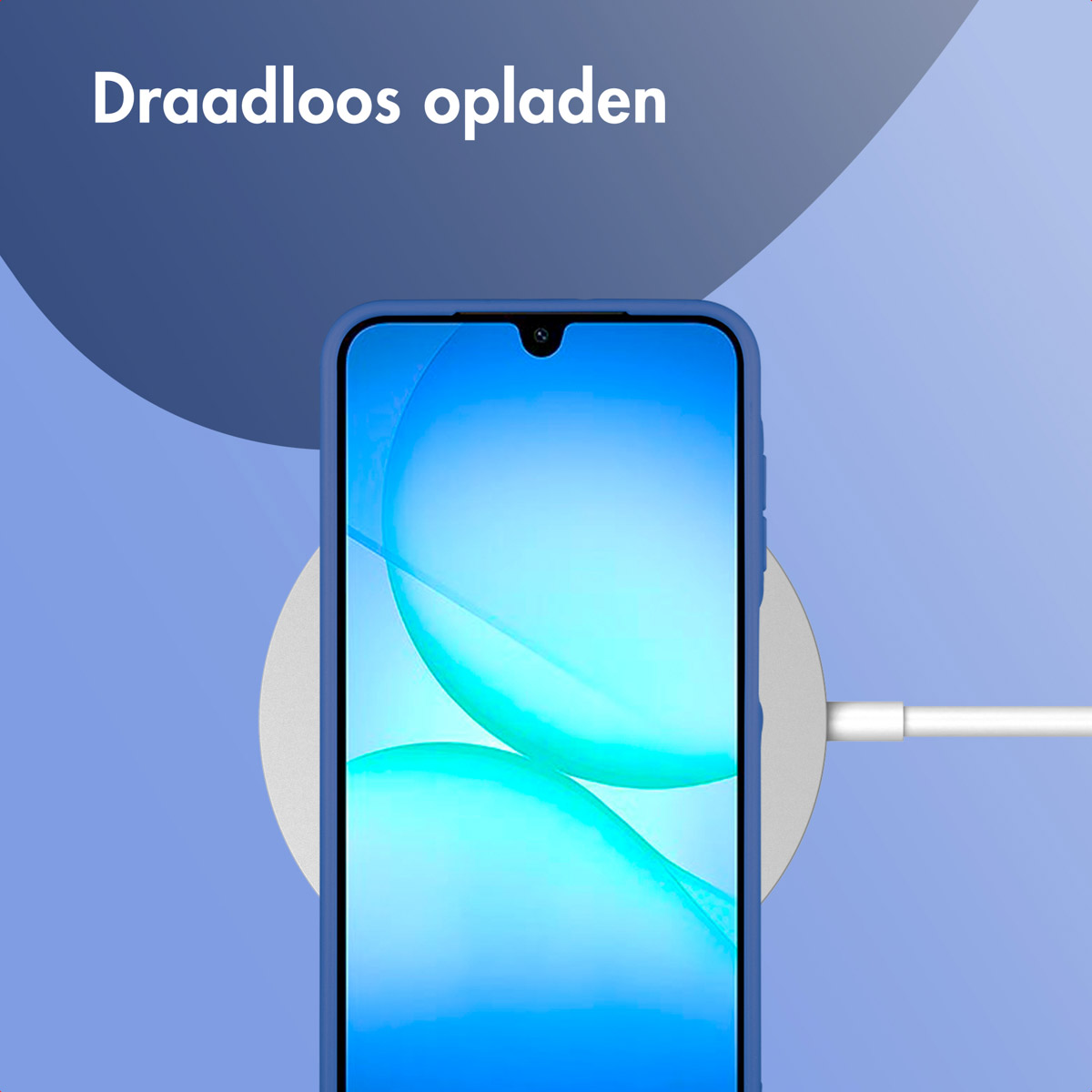 Een blauwe telefoon laadt draadloos op een witte pad. Een witte kabel is aangesloten op de pad, de achtergrond is blauw.