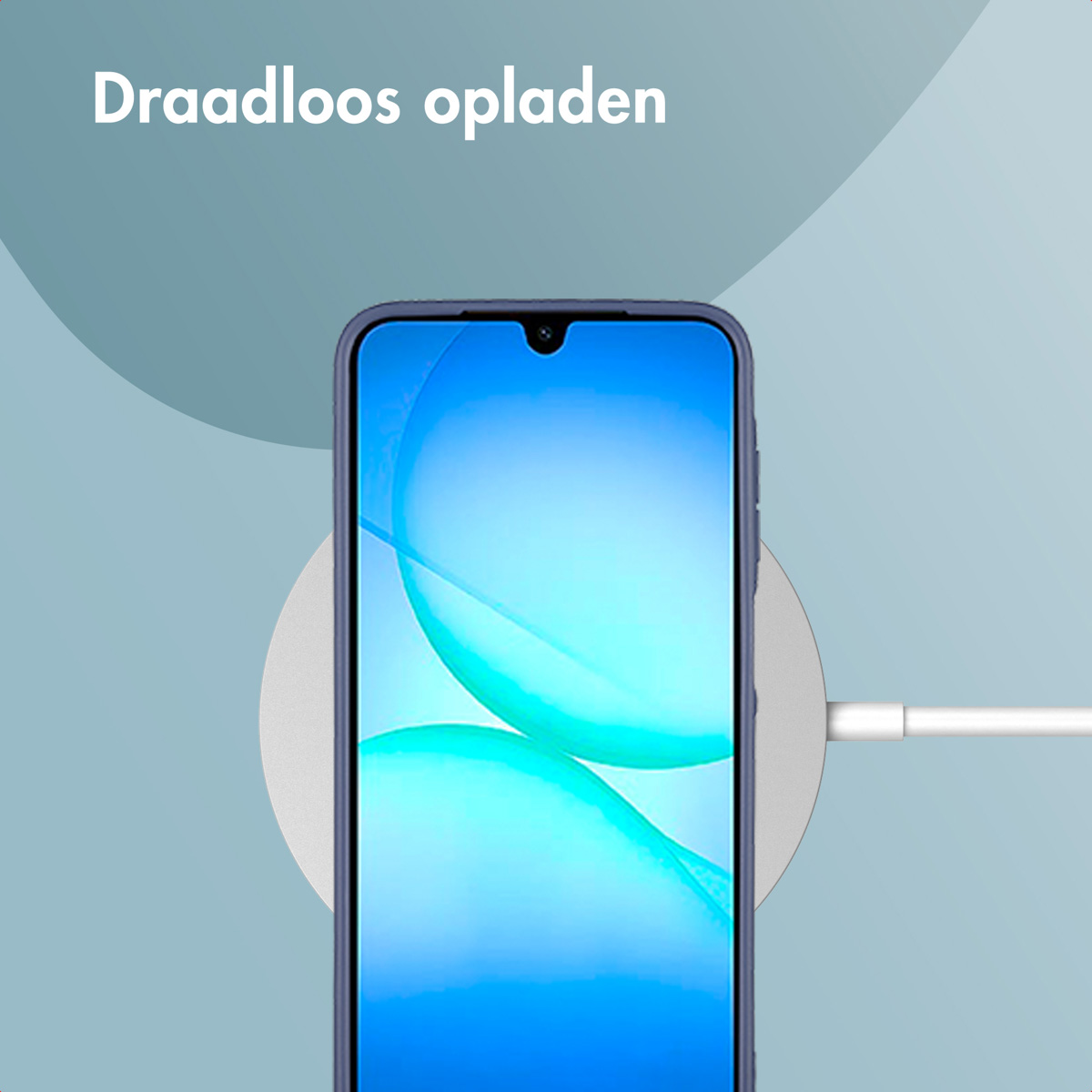 Een smartphone op een draadloze oplader. De telefoon heeft een blauw scherm, een blauwe behuizing en is verbonden via een witte kabel.