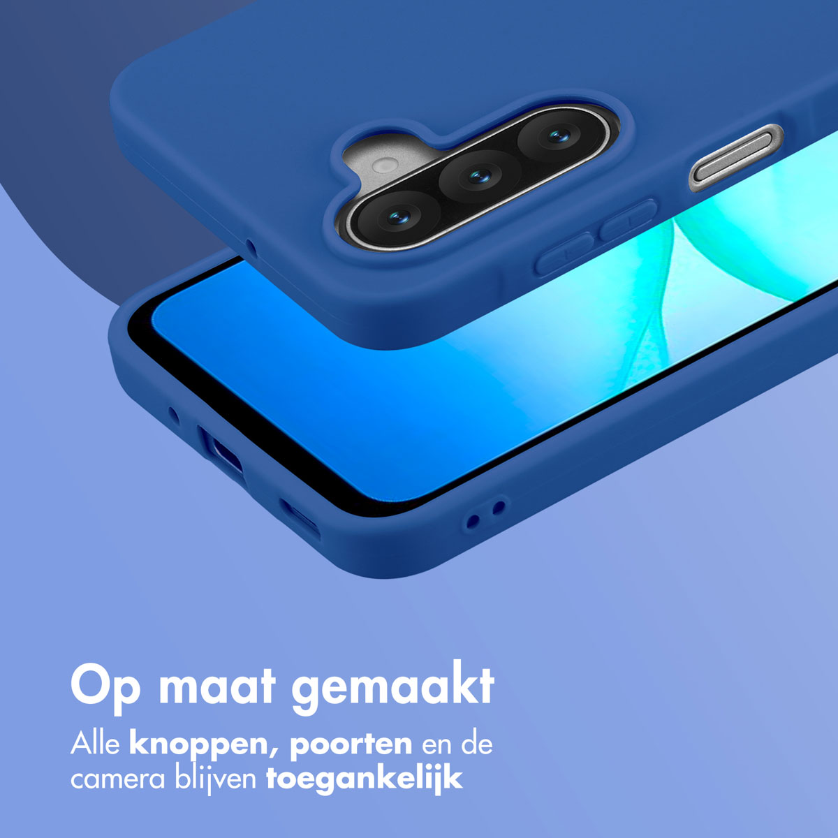 Blauwe telefoonhoes op een telefoon. De hoes is open en toont het scherm en de camera. Tekst onder: 'Op maat gemaakt'.