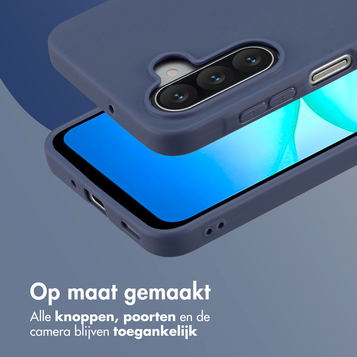 Een marineblauwe telefoonhoes wordt getoond, die gedeeltelijk een telefoon met een blauw scherm bedekt. De hoes heeft openingen voor de camera en knoppen.