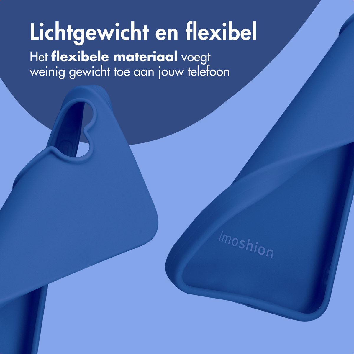 Twee blauwe telefoonhoesjes tegen een lichtblauwe achtergrond. De Nederlandse tekst zegt dat de hoes licht en flexibel is.