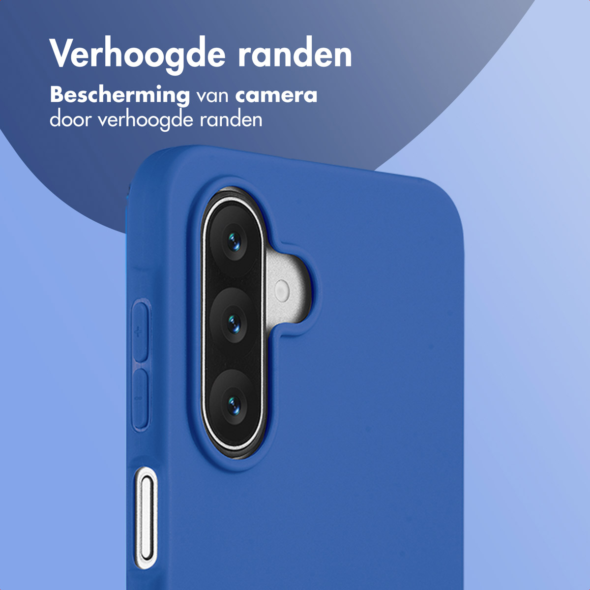 Close-up van een blauwe telefoonhoes. Tekst: 'Verhoogde randen'. Camera hoesje met verhoogde randen om de camera te beschermen.