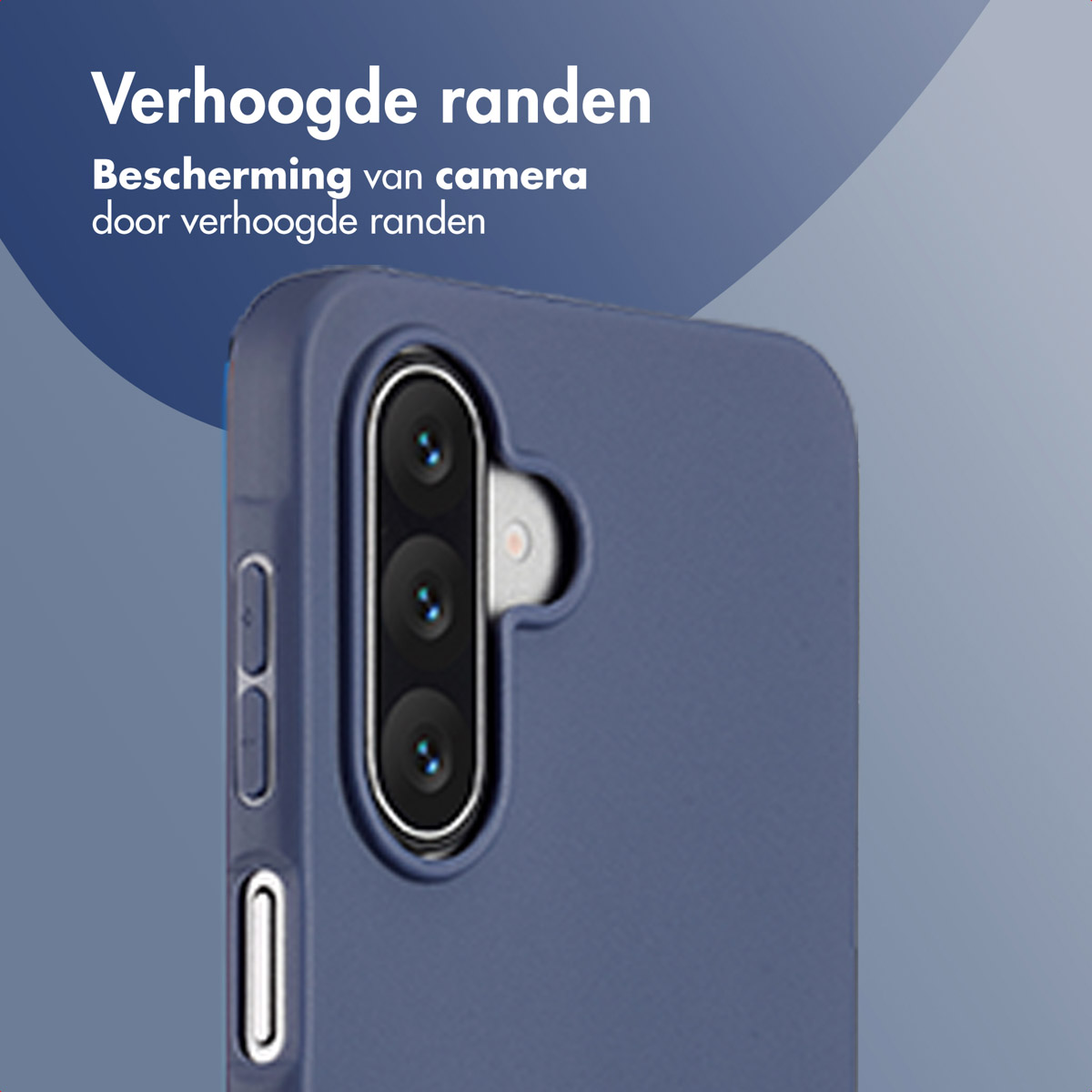 Close-up van een blauwe telefoonhoes met cameralenzen en knoppen. Nederlandse tekst: 'Verhoogde randen' en 'Camerabescherming'.