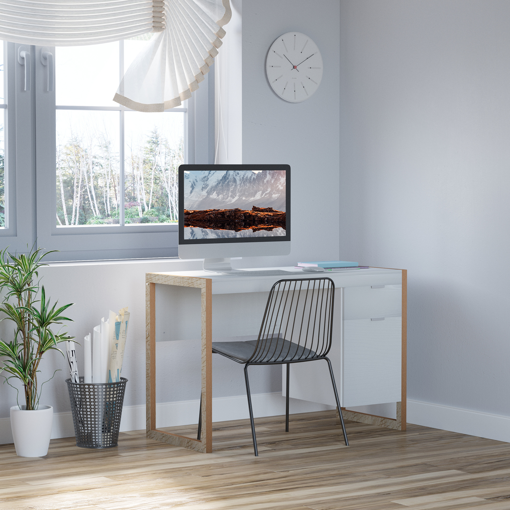 Un escritorio moderno con una computadora, una silla y una ventana con vista a árboles. Un reloj cuelga en la pared.