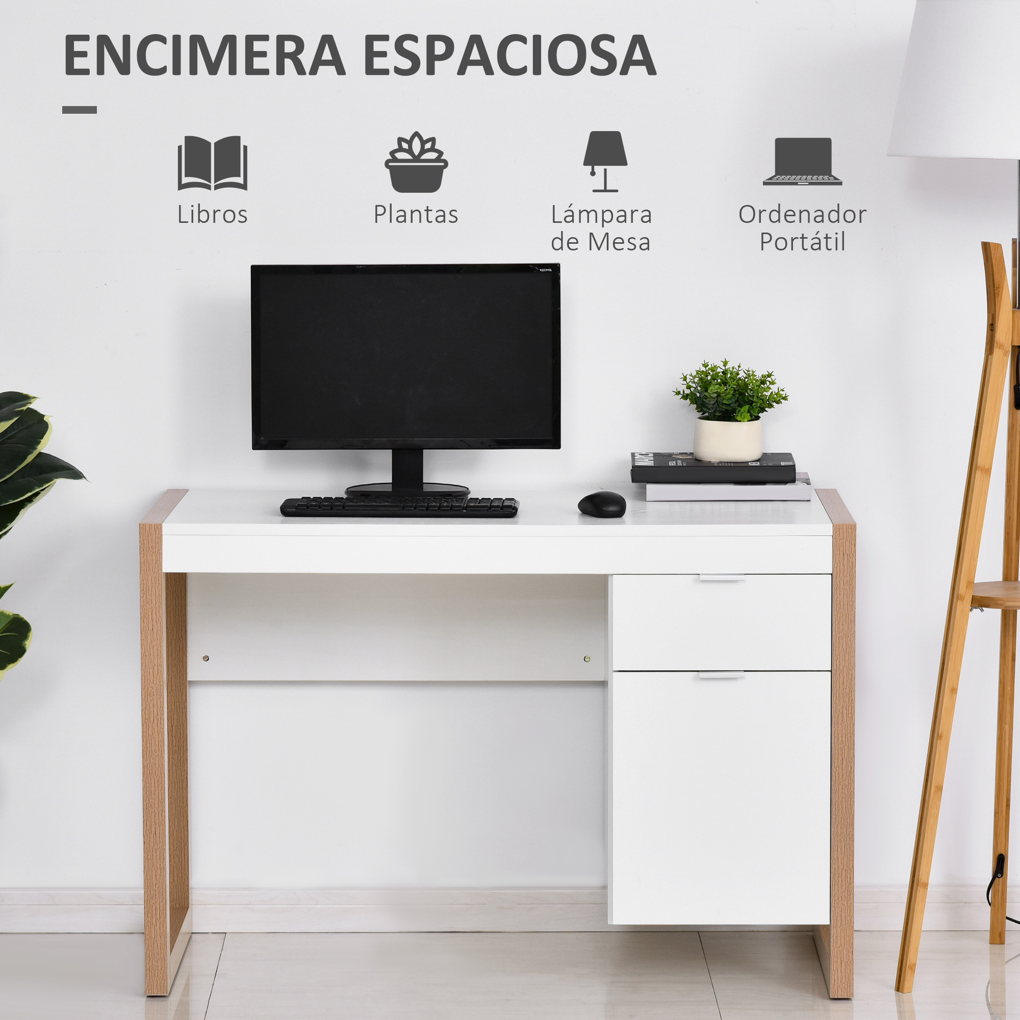 Escritorio blanco con monitor, teclado, ratón, planta y libros. Patas de madera. Lámpara y planta al fondo. Pared blanca.
