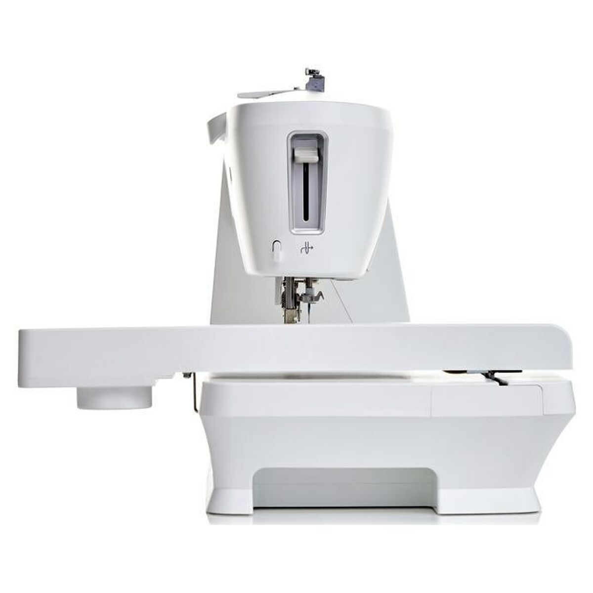 Widoczna jest biała maszyna do szycia z długim stołem po lewej stronie. Maszyna ma dużą głowicę i biały korpus.