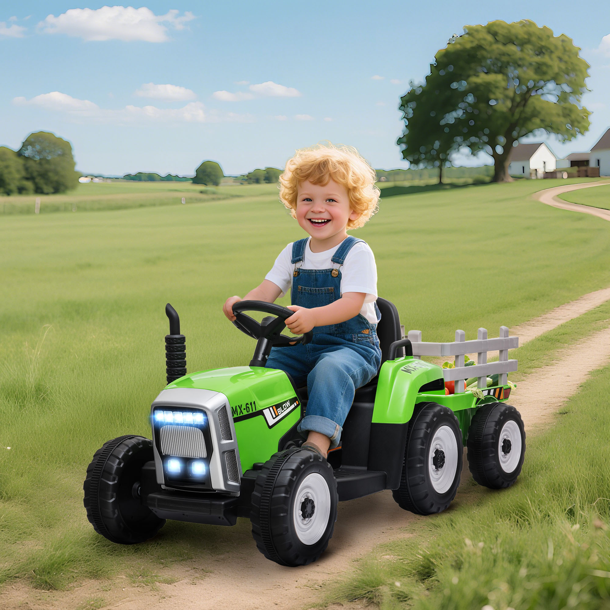 Un niño pequeño sonriente con overoles conduce un tractor verde por un camino de tierra. Campo verde y cielo azul en el fondo.