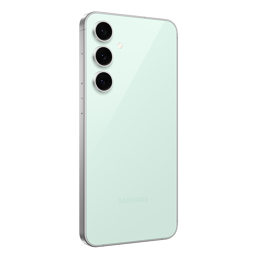 Uno smartphone verde chiaro con tre fotocamere e un flash è mostrato su sfondo bianco. Il logo Samsung è visibile.