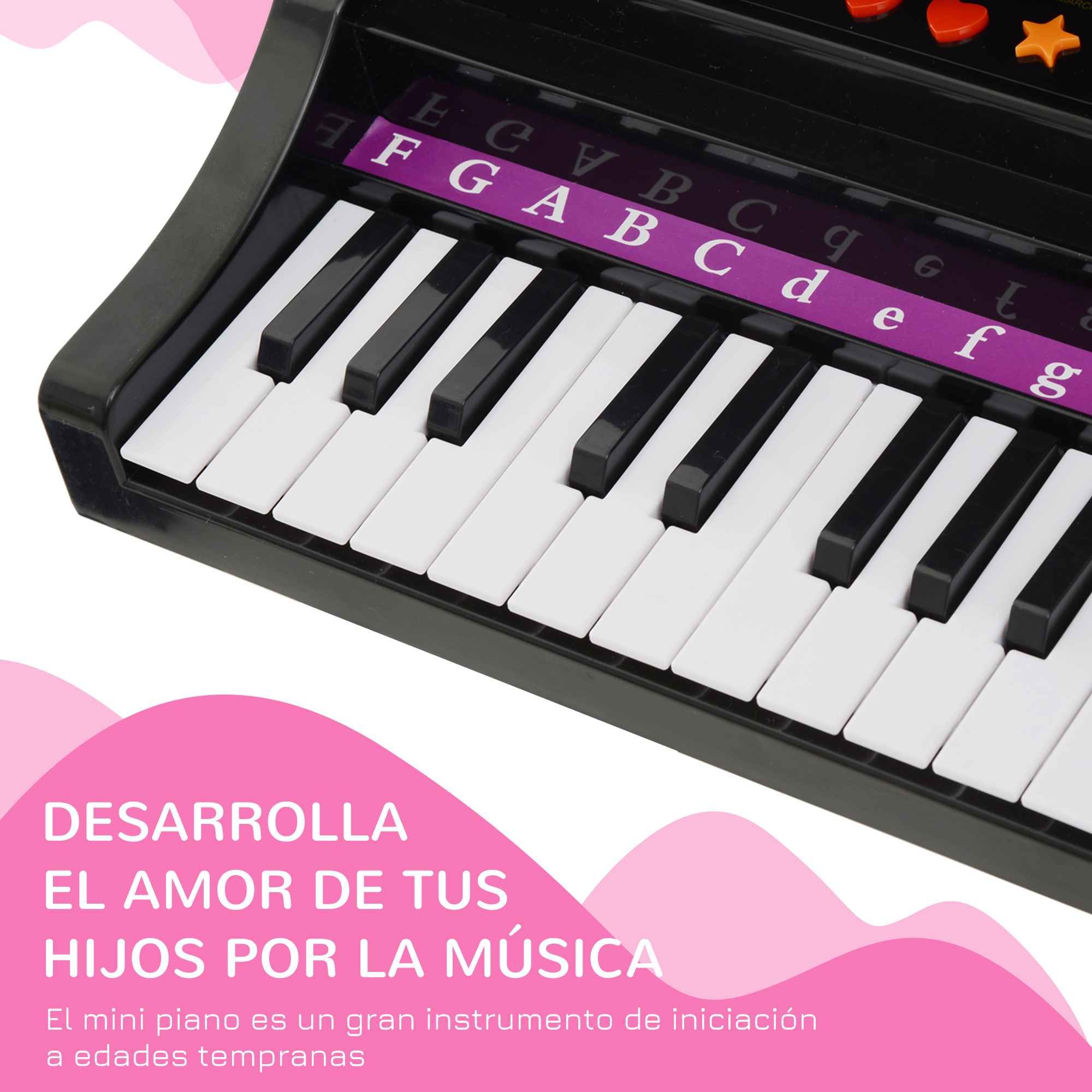 Se muestra un piano de juguete en blanco y negro con teclas con letras. También hay texto que promueve la educación musical.