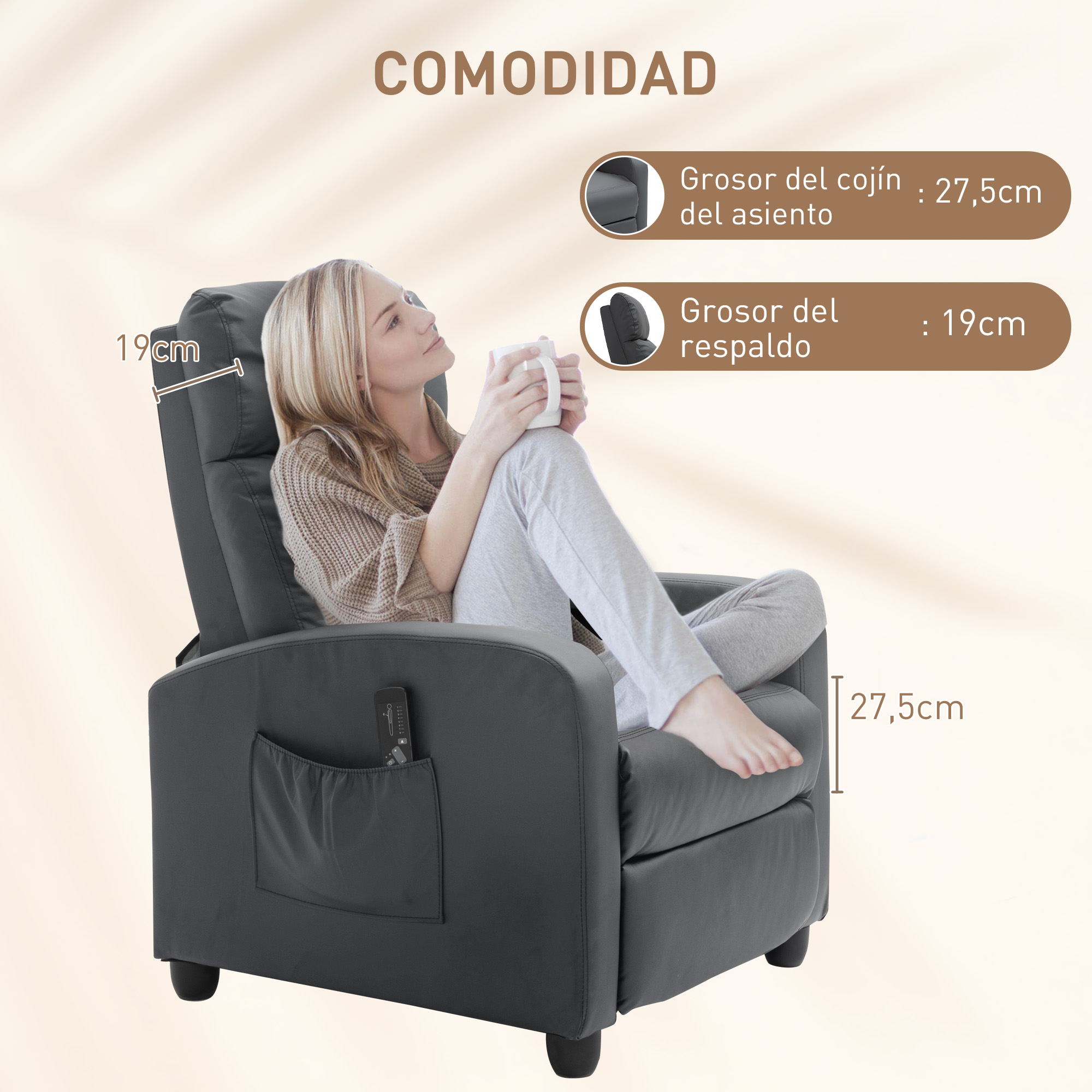 Una mujer sentada en un sillón reclinable gris, sosteniendo una taza blanca. La silla tiene un bolsillo y un mando. El texto muestra las dimensiones.