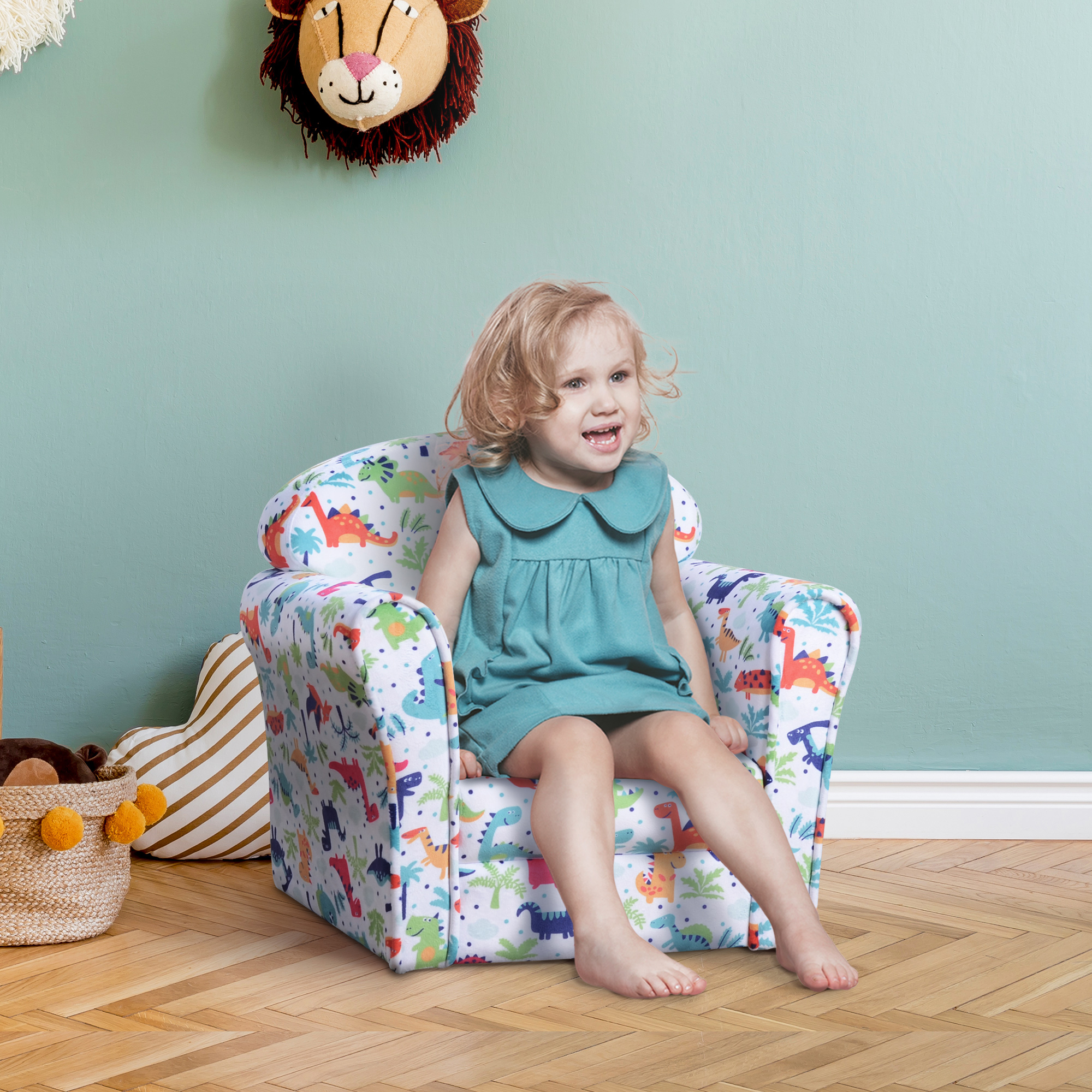 Un niño está sentado en una silla con temática de dinosaurios. Una cabeza de león decora la pared. Suelo de madera y una cesta en la escena.