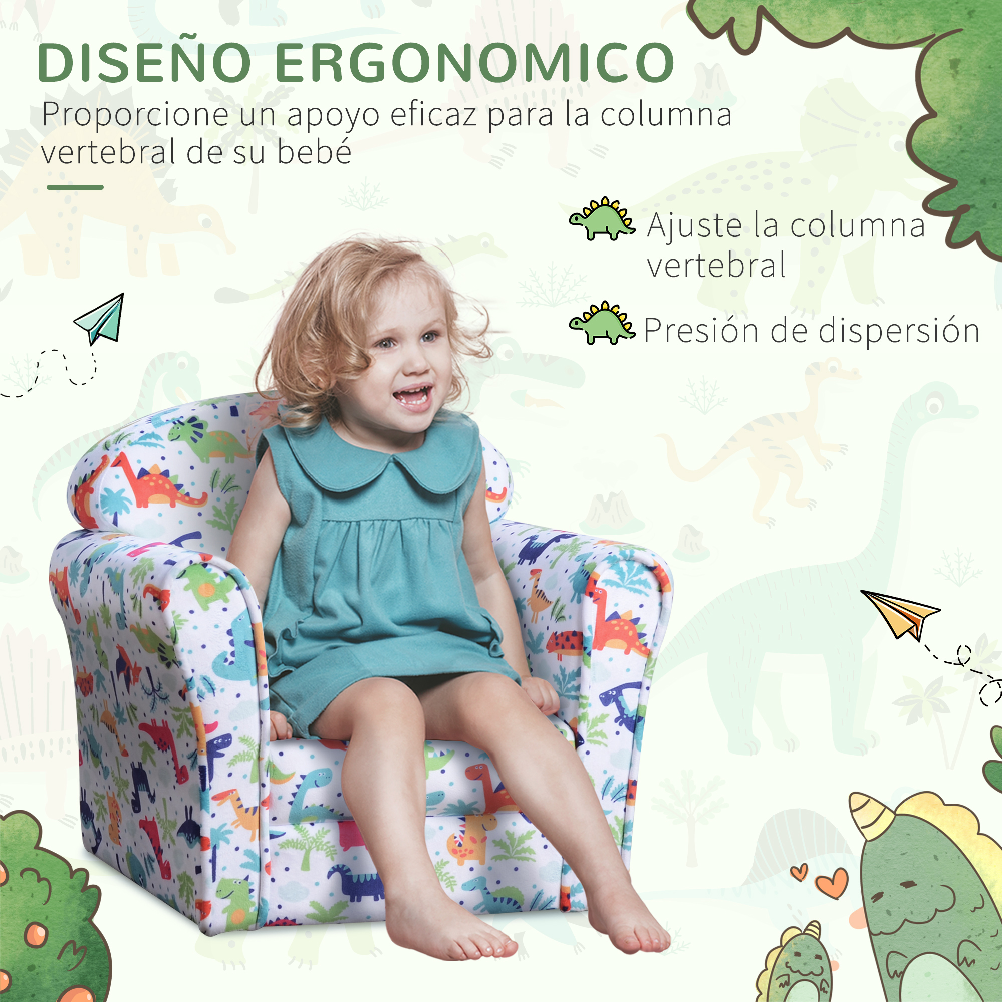 Una niña con un vestido verde azulado se sienta en una silla con estampado de dinosaurios. Sonríe. El fondo tiene ilustraciones de dinosaurios.