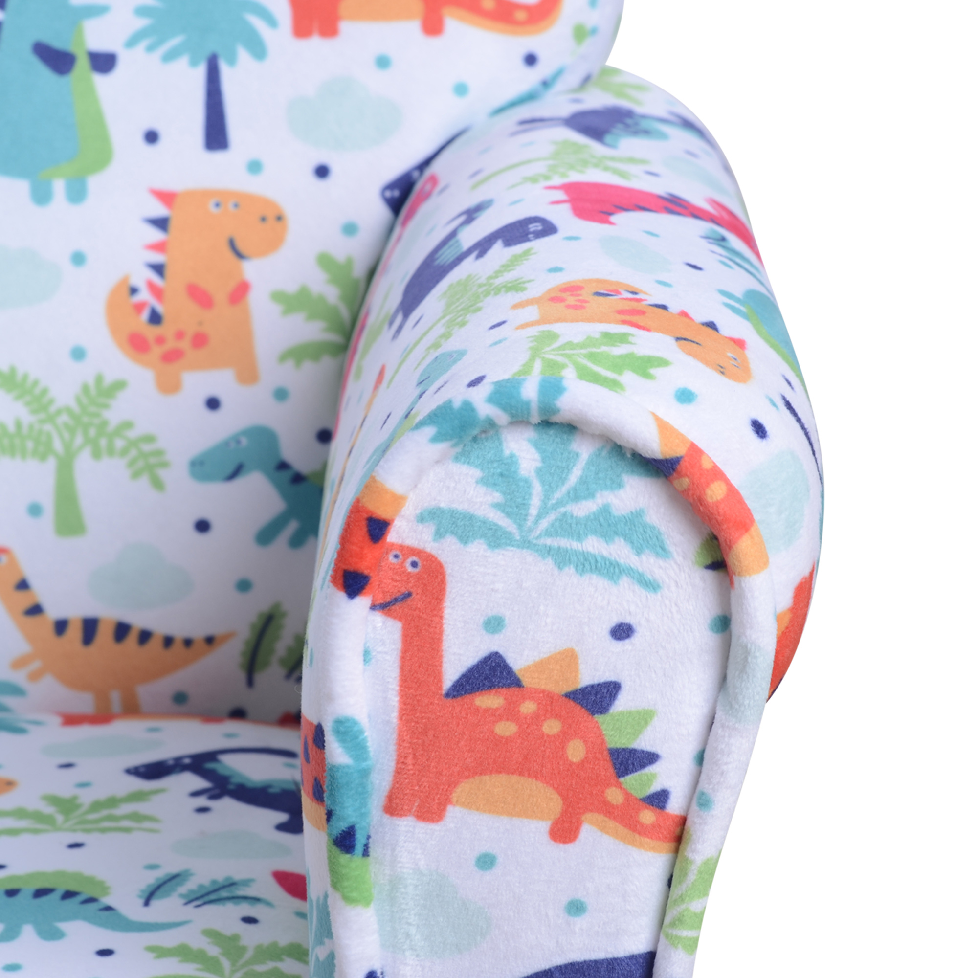 Primer plano del brazo de una silla infantil. Presenta estampados de dinosaurios sobre fondo blanco. Dinosaurios en naranja, azul y verde.