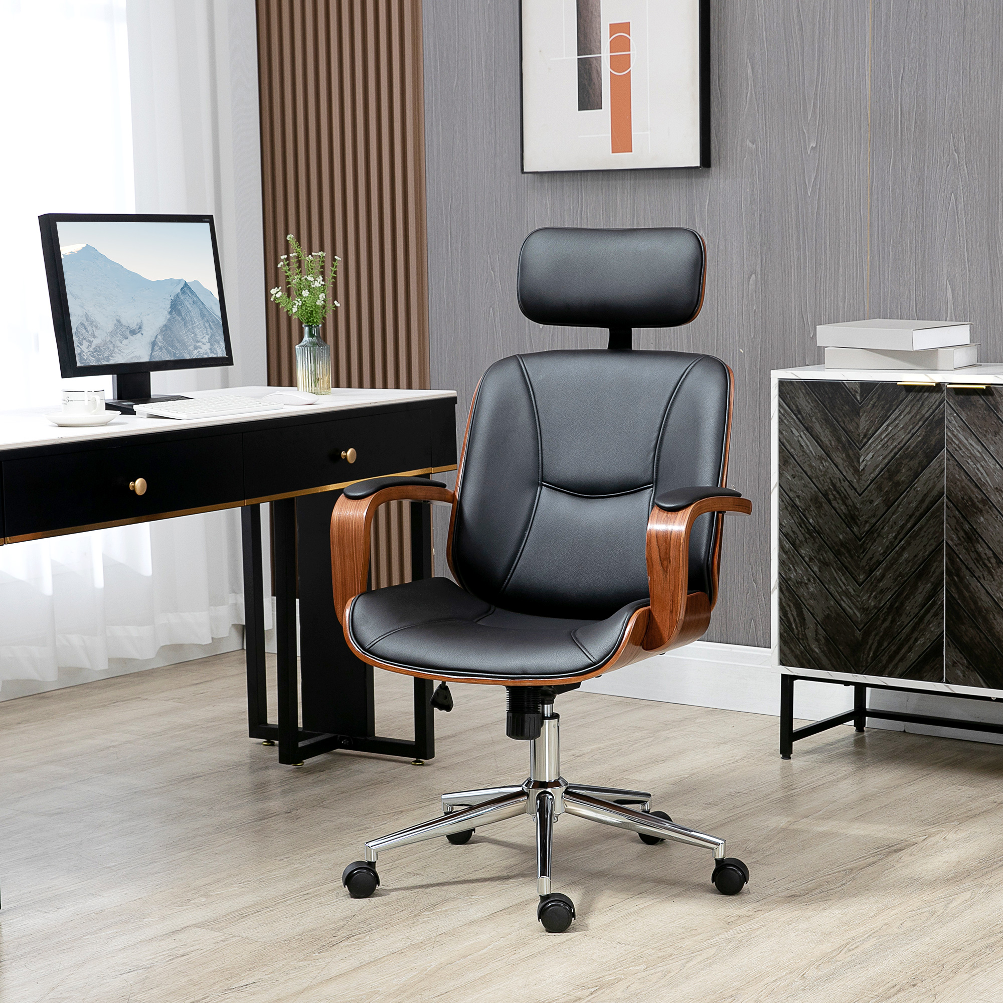 Silla de oficina de cuero negro con detalles de madera, base cromada, en un entorno de oficina moderno.