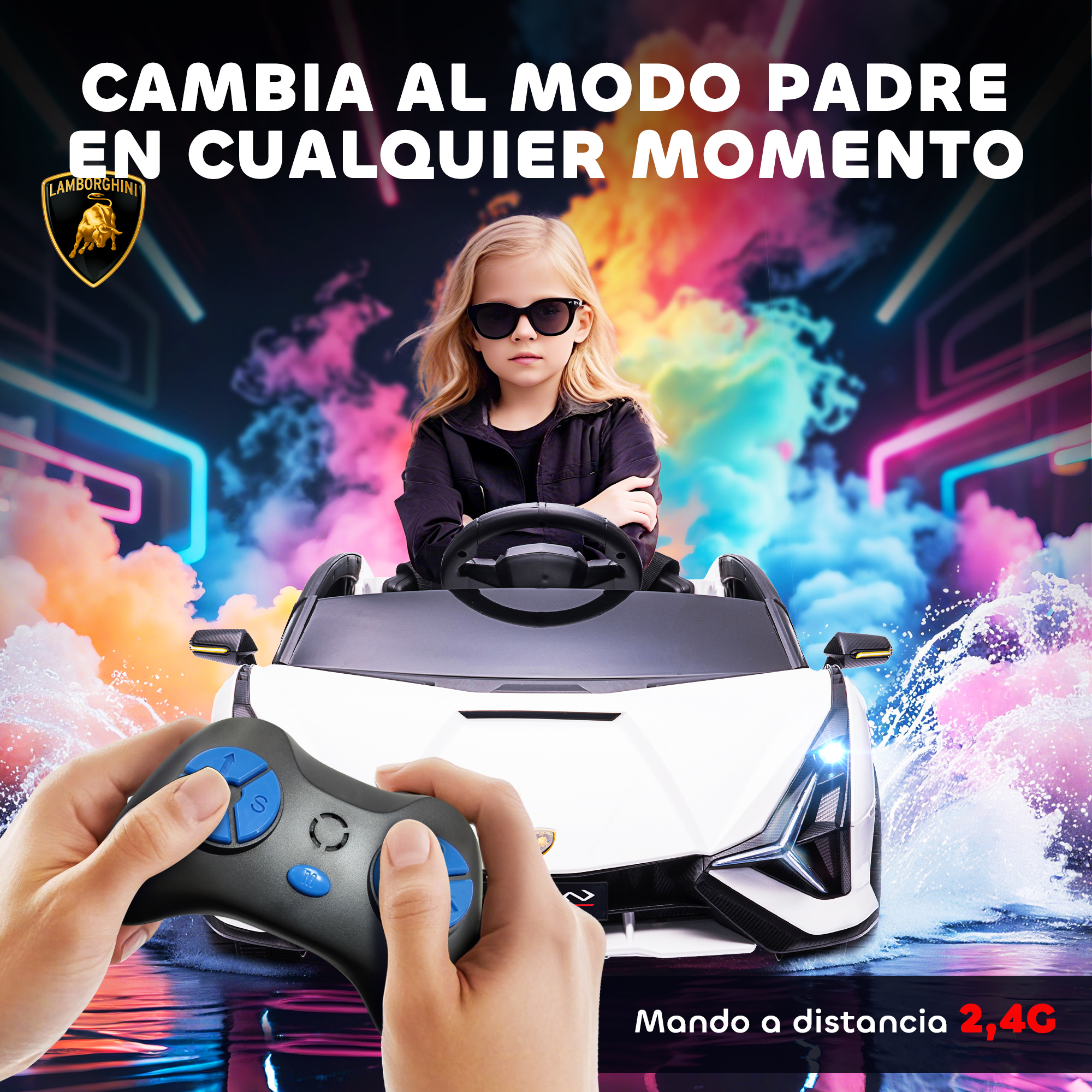 Una niña con gafas de sol está sentada en un coche de juguete blanco. Una mano sostiene un mando. Fondo colorido con texto.