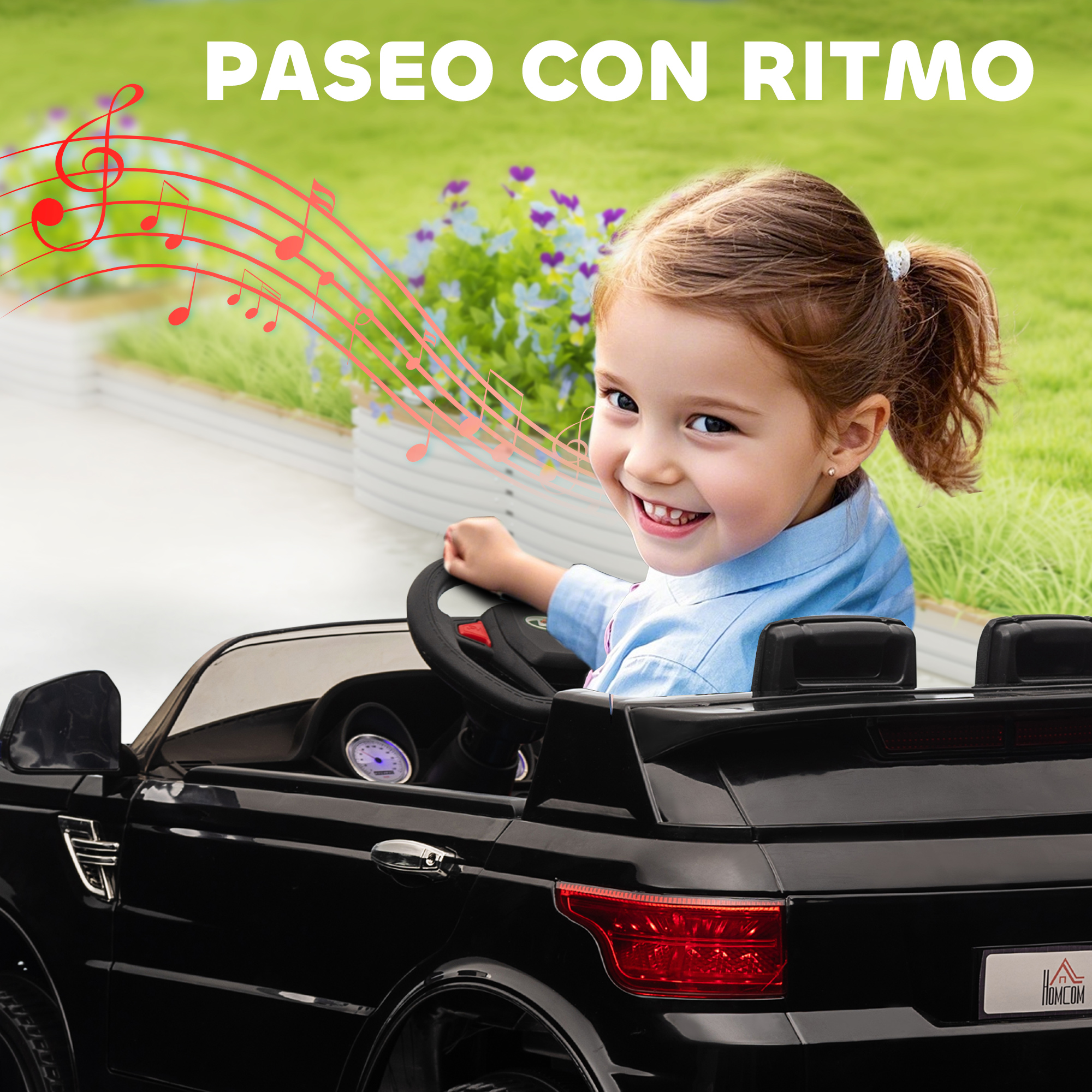 Una niña sonríe mientras conduce un coche de juguete negro. Notas musicales rojas flotan arriba. Fondo con vegetación.