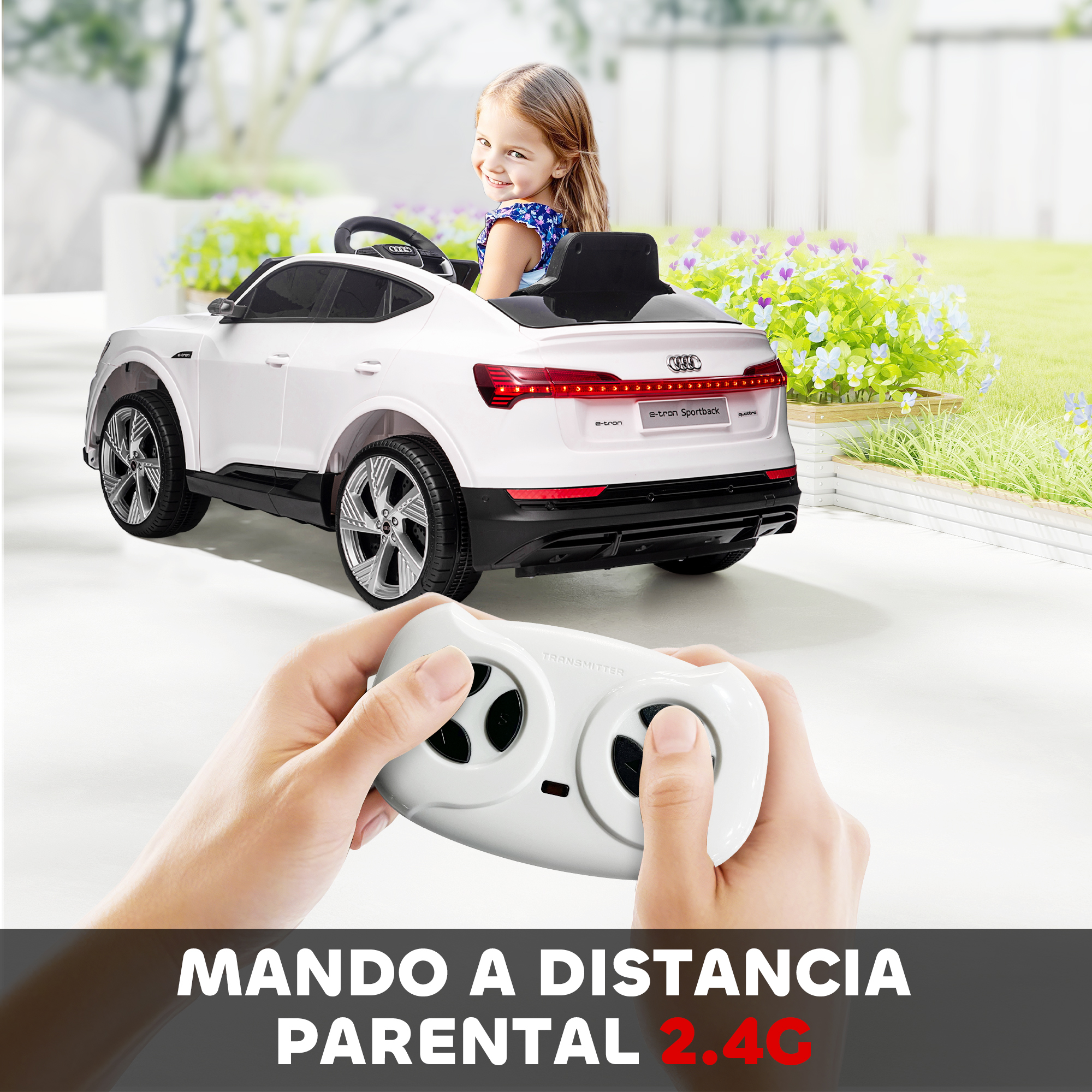 Una niña sonríe desde un coche de juguete blanco. Se sostiene un mando a distancia en primer plano. El coche está en un patio.