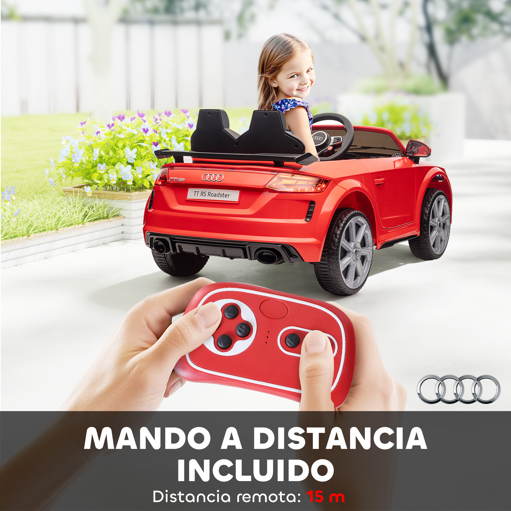 Un coche de juguete rojo con un niño sonriente dentro. Se sostiene un mando a distancia en primer plano. Flores y hierba en el fondo.