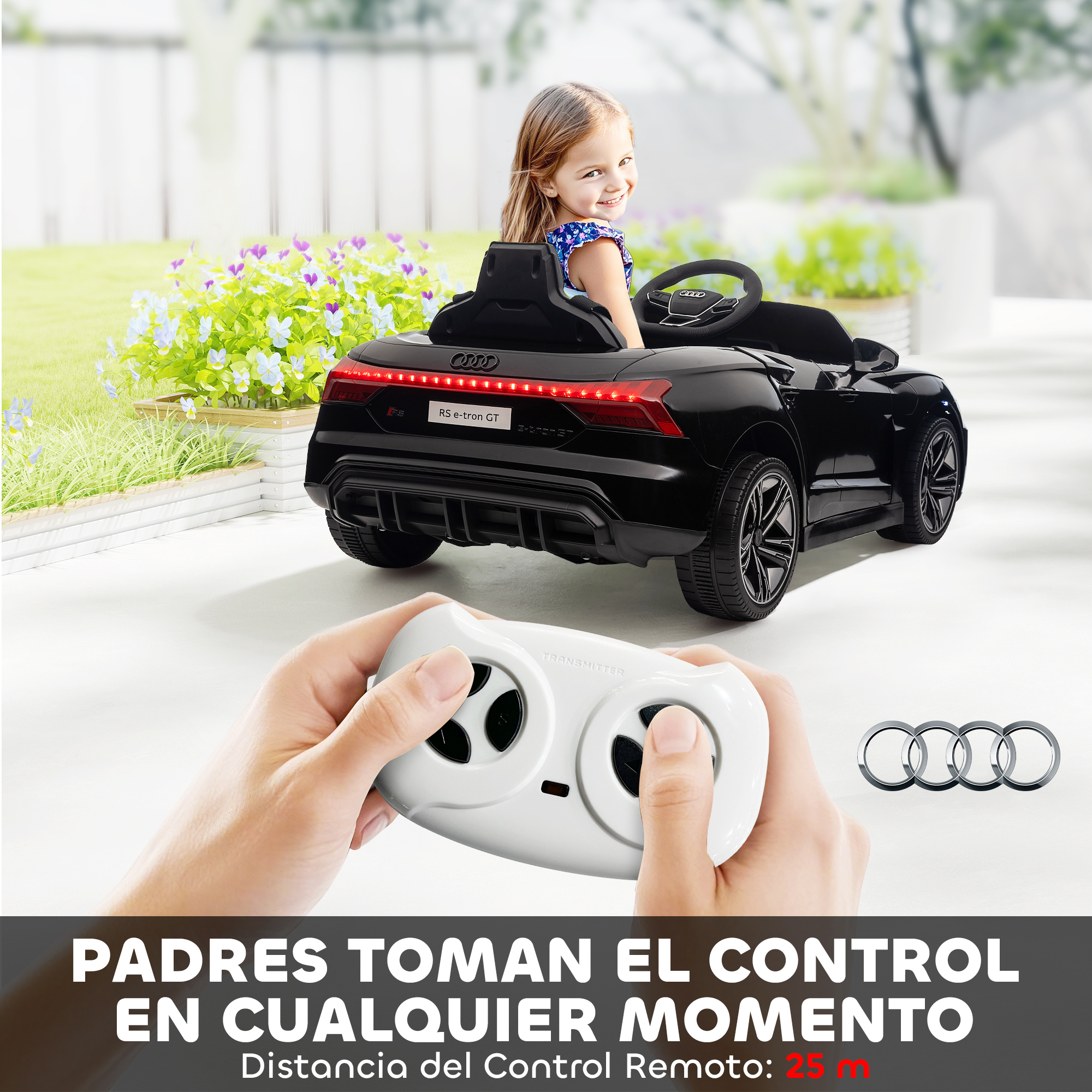 Una niña sonríe en un coche de juguete negro. Las manos sostienen un mando a distancia. También se ven flores y el logotipo de Audi.