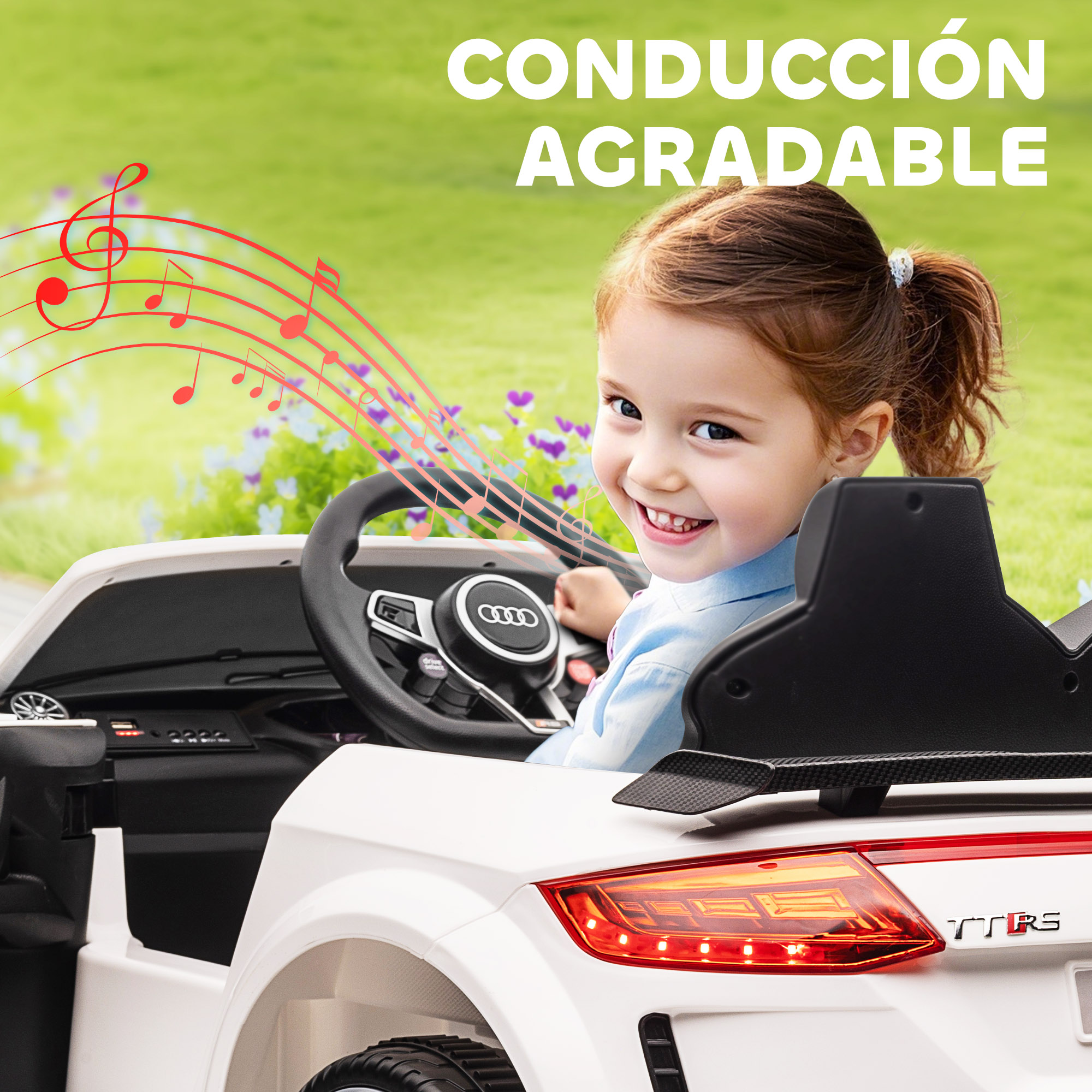 Una niña sonriente en un coche de juguete blanco. Notas musicales rojas flotan. El coche tiene un logotipo de Audi y TT RS.