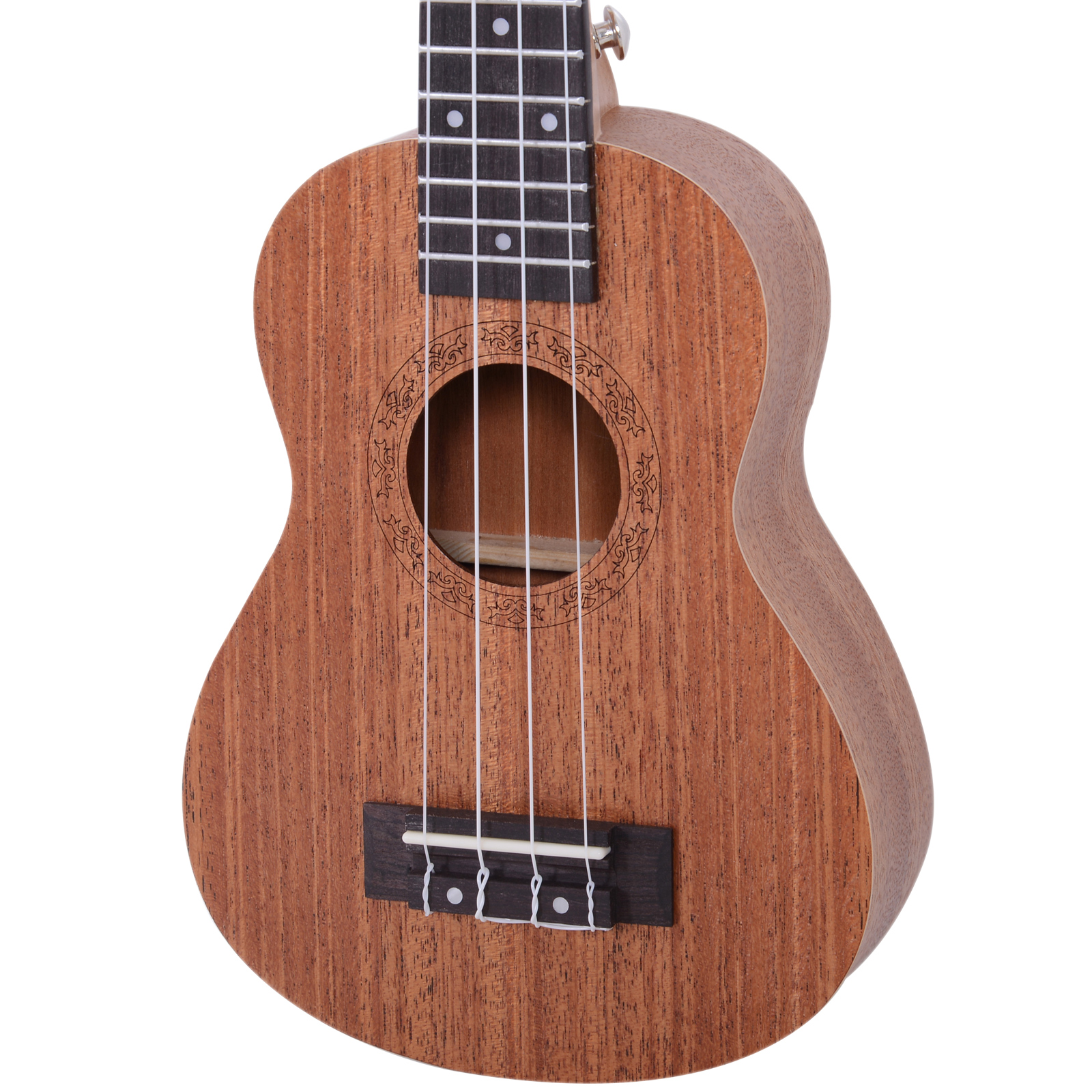 Un ukelele de madera con cuerdas, boca y diapasón. El instrumento es marrón sobre un fondo blanco.