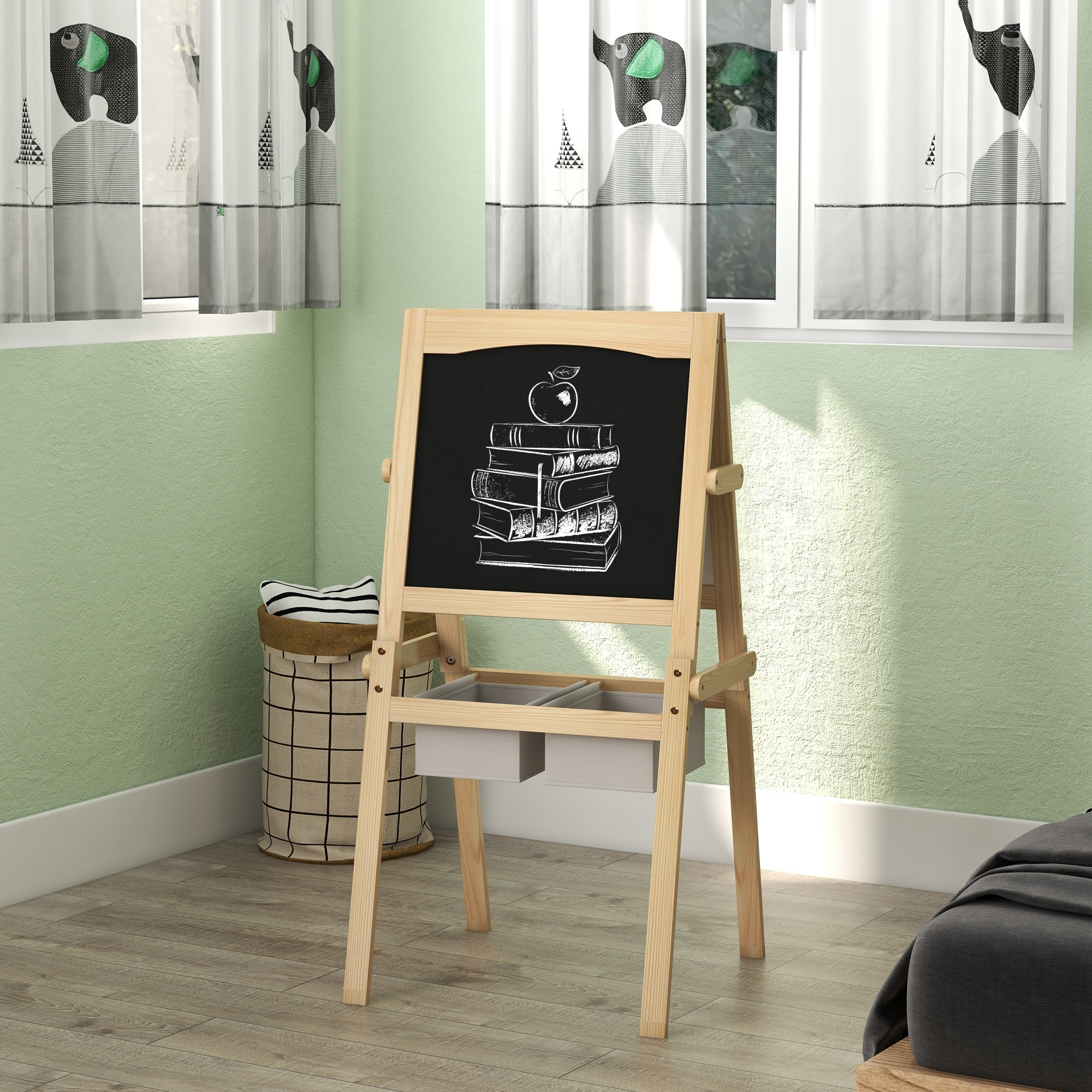 Habitación infantil con caballete, pizarra con dibujo de manzana y libros, cortinas con diseño de elefante y una cesta.
