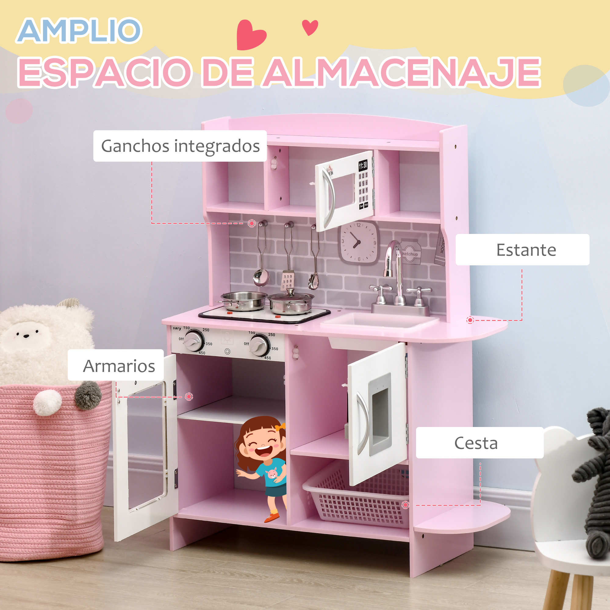 Cocina de juguete rosa con microondas, fregadero y estufa. Un niño está de pie junto a ella. Incluye estantes, armarios y una cesta.
