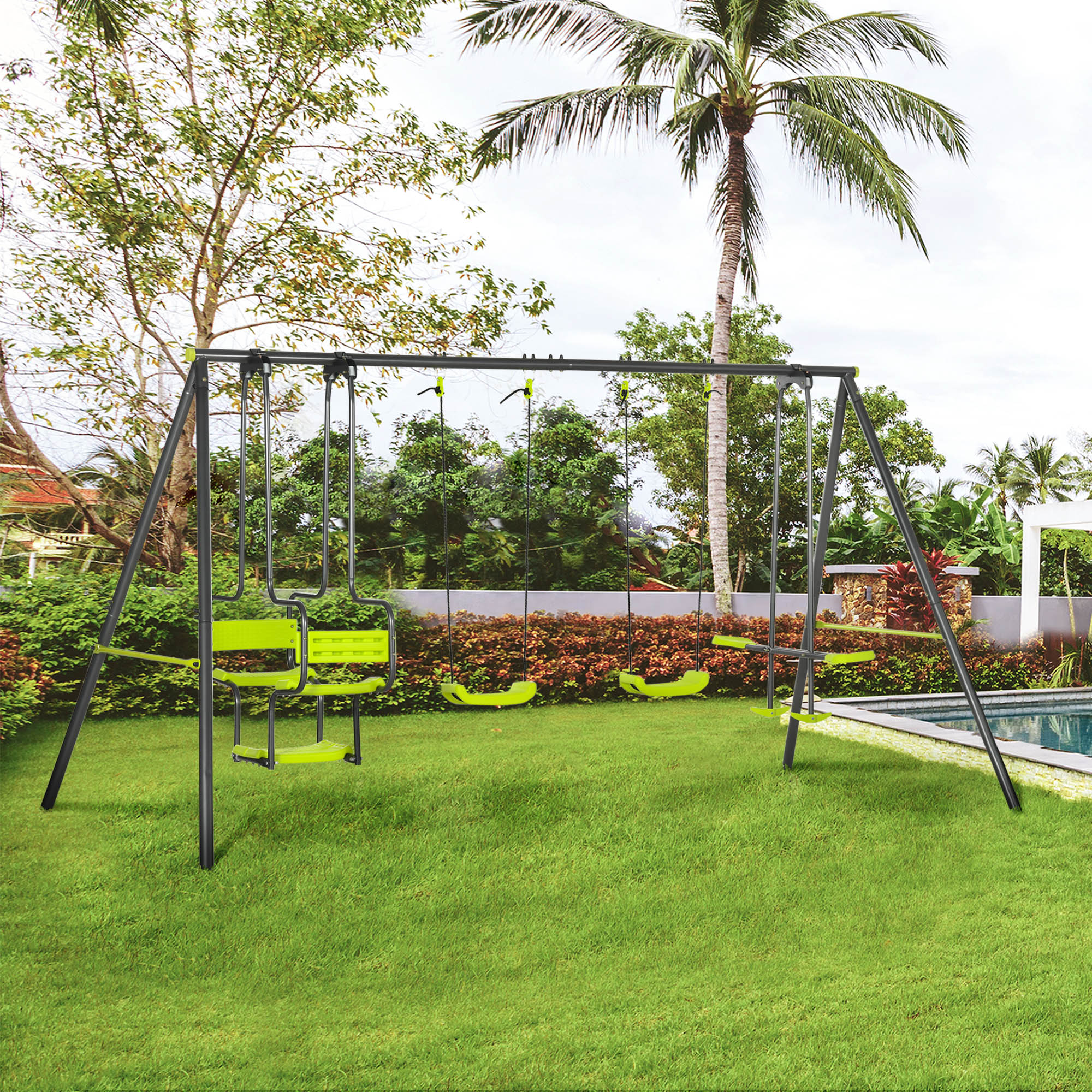 Un columpio con asientos verdes se encuentra en un césped verde, palmeras al fondo, con una piscina.