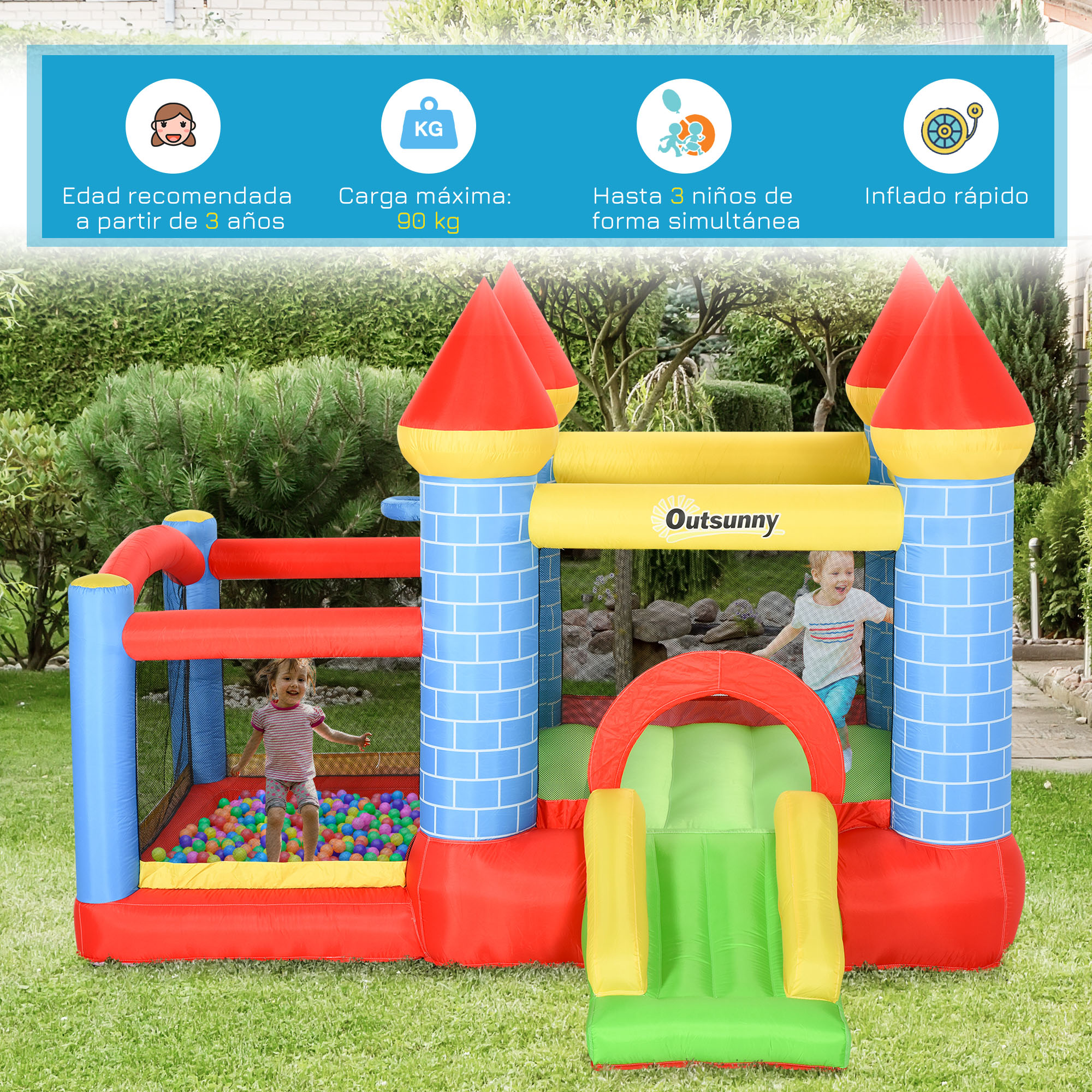Un castillo hinchable con dos niños. Tiene un tobogán y una piscina de bolas. El fondo muestra hierba verde y árboles.