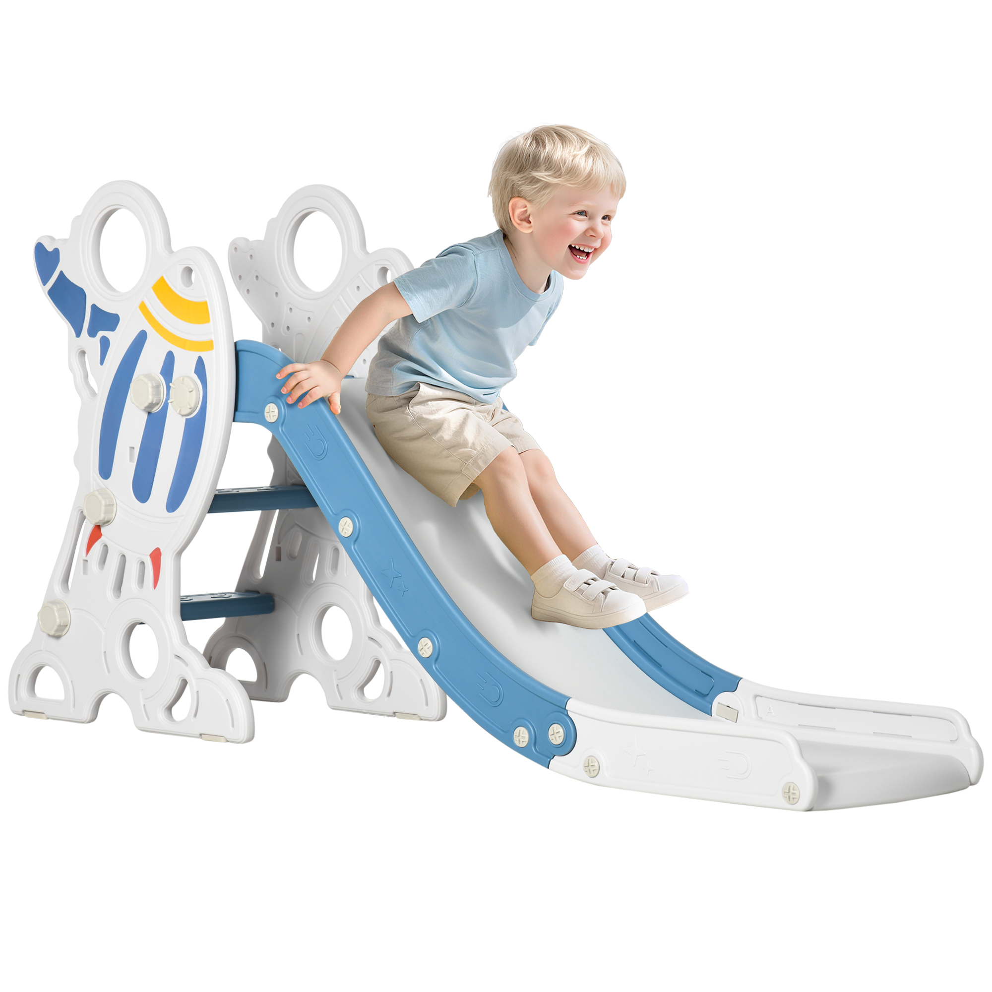 Un bambino sorridente scivola giù da uno scivolo di plastica blu e bianco. Indossa una maglietta azzurra e pantaloncini kaki.